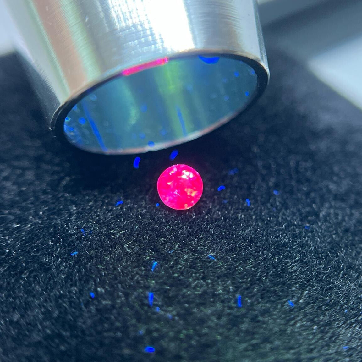 「鮮烈」ホットピンクスピネル/0.27ct/ラウンド/ミャンマー産