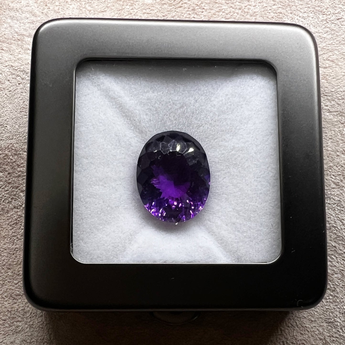 「濃紫の華文様」カラーシフトアメシスト/13.71ct/オーバル/ブラジル