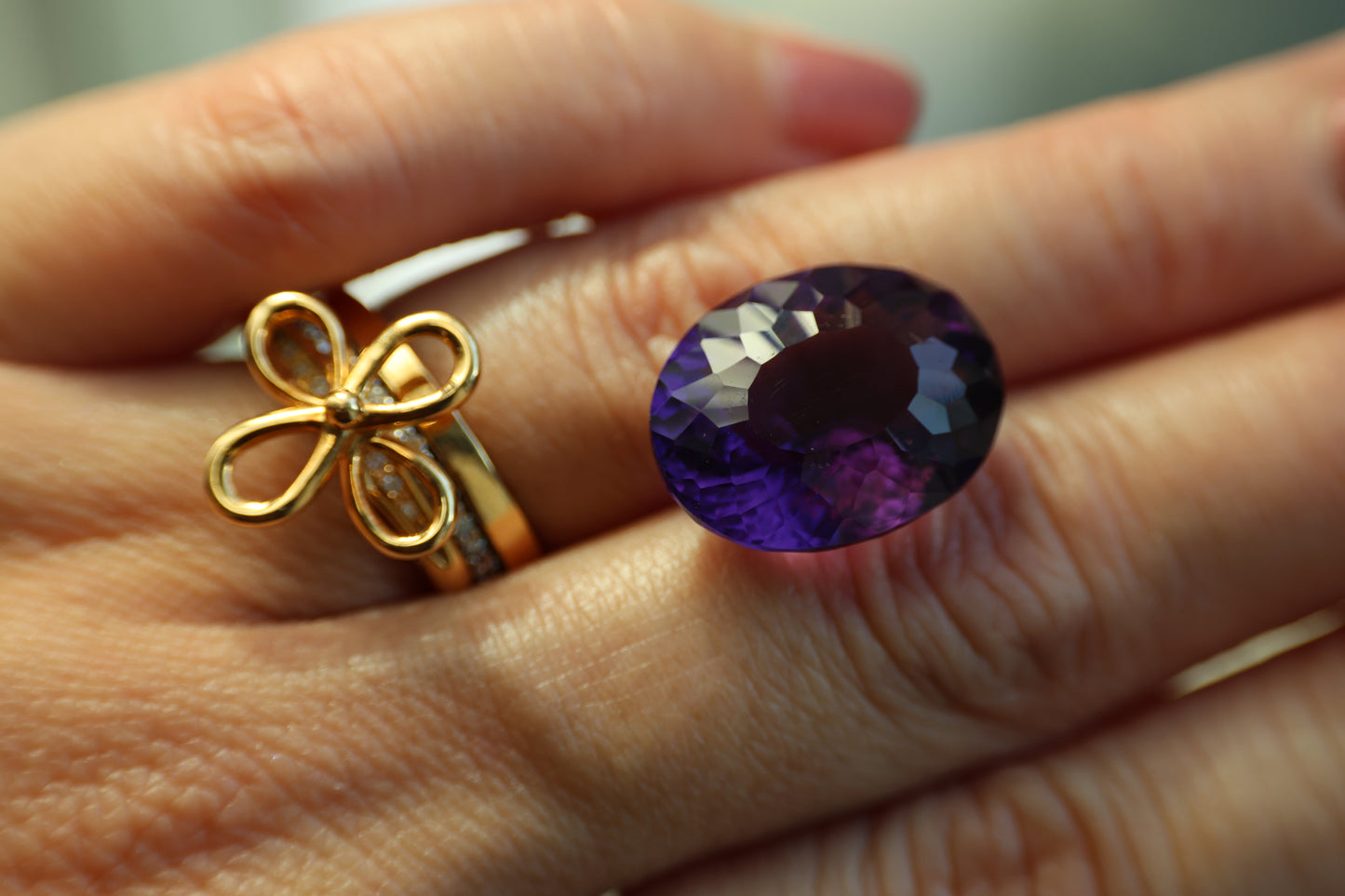 「濃紫の華文様」アメシスト/13.71ct/オーバル/ブラジル