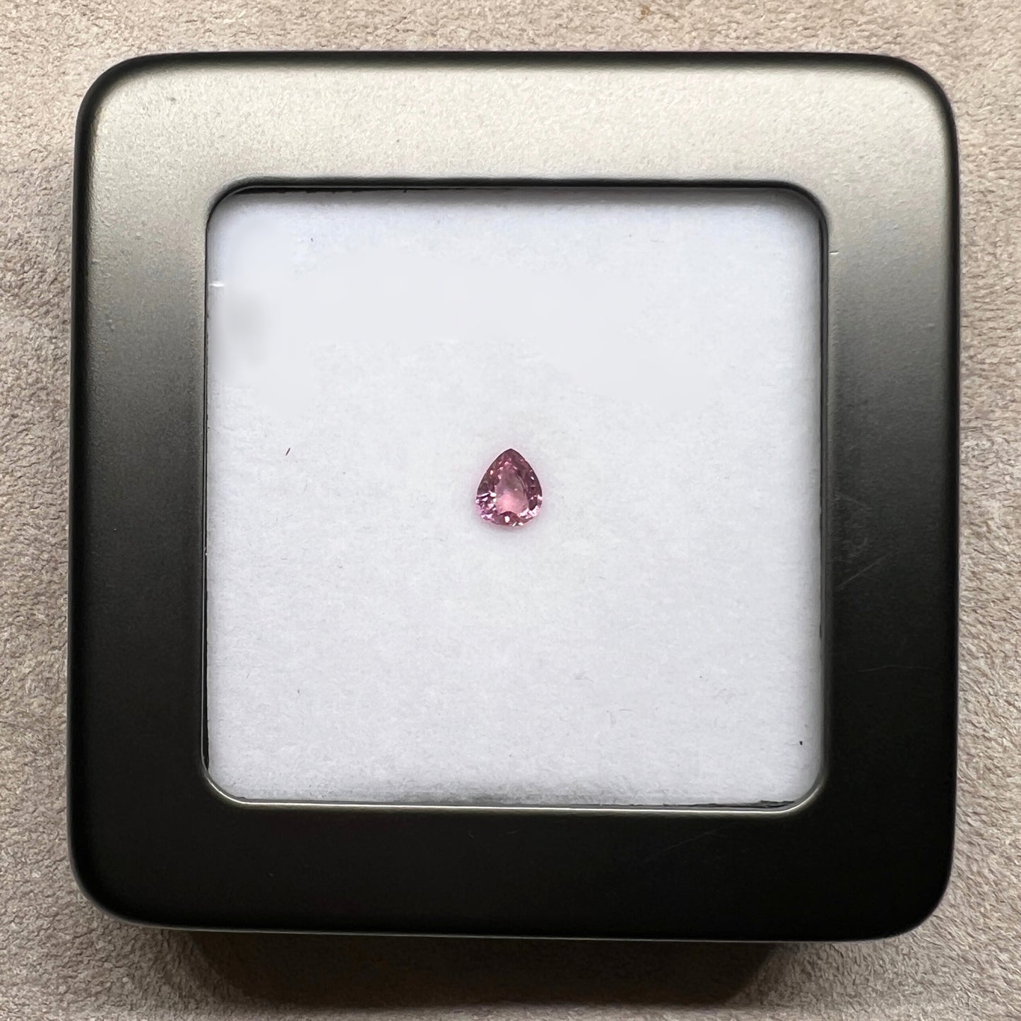 「ひとひら」非加熱ピンクサファイア/ 0.37ct/ペアシェイプ/マダガスカル