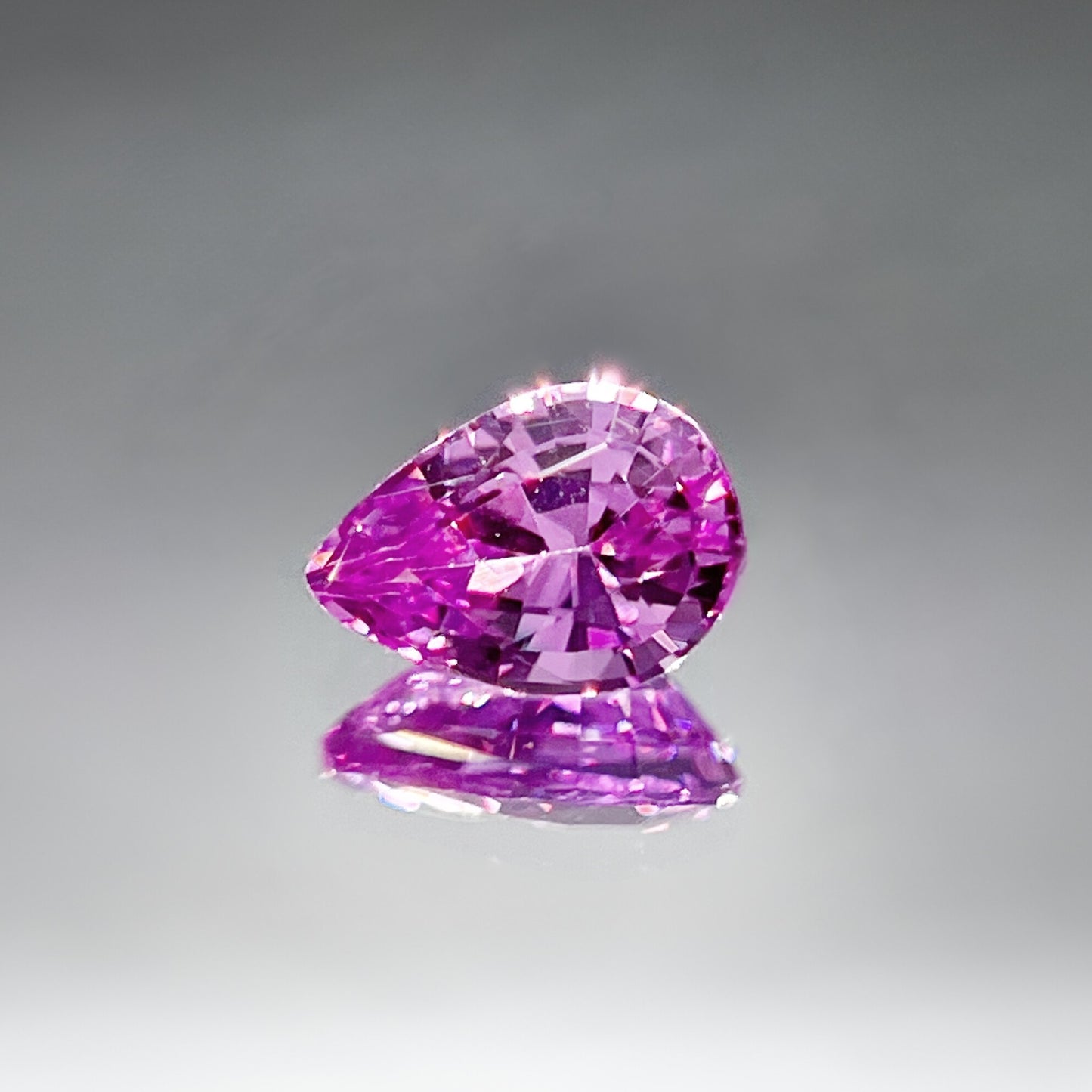 「Gerbera Flame」ピンクサファイア/ 0.70ct/ペアシェイプ/マダガスカル