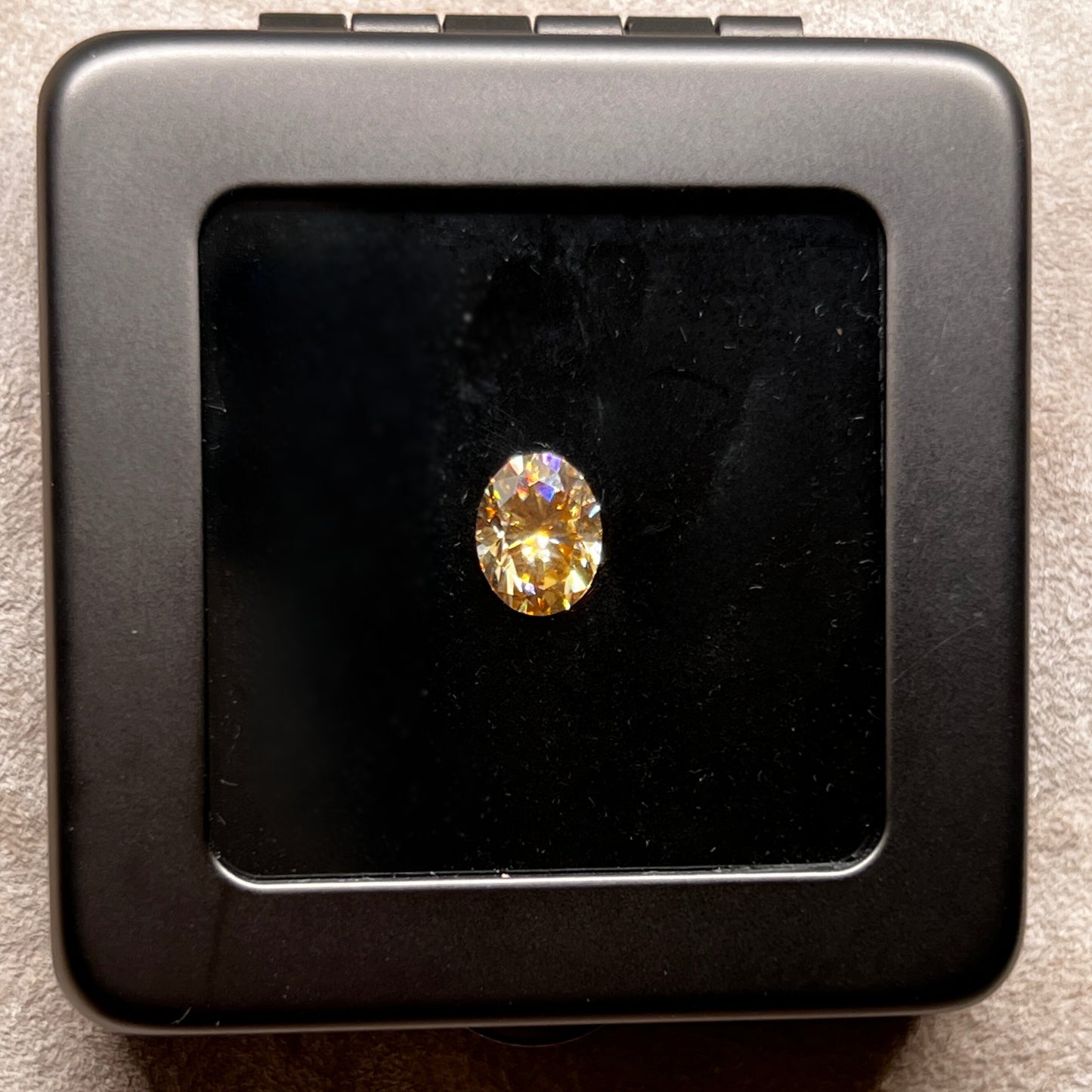 「Champagne Radiance」合成モアサナイト/1.99ct/オーバル/中国