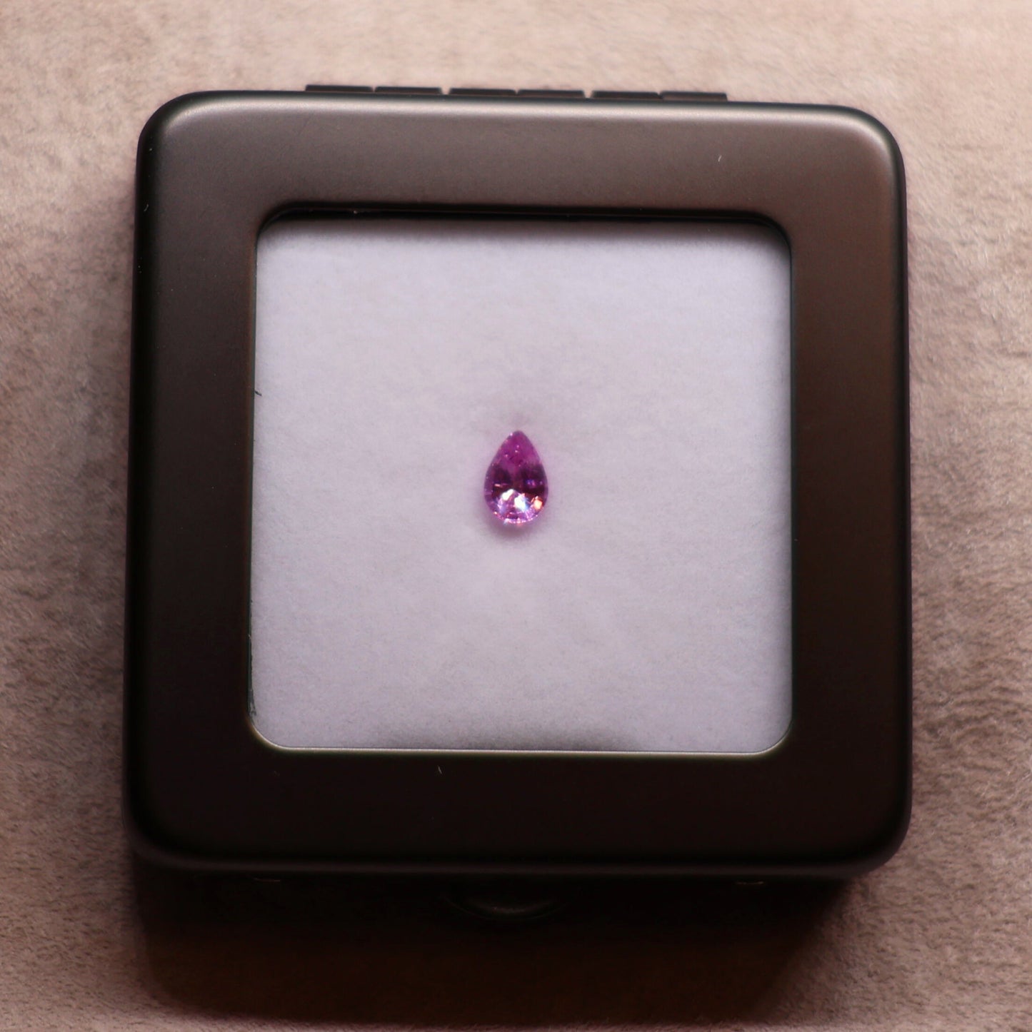 「Gerbera Flame」ピンクサファイア/ 0.70ct/ペアシェイプ/マダガスカル