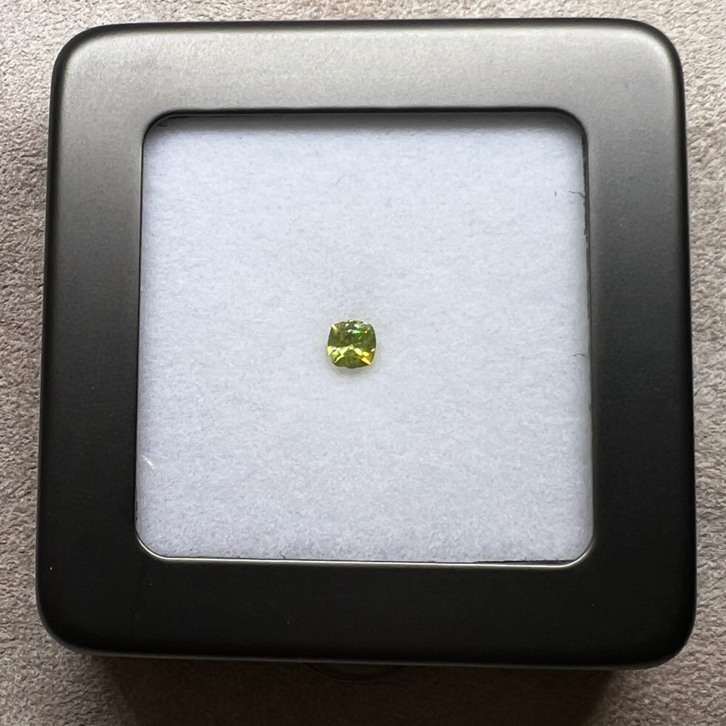 「Aurora Dew-オーロラのしずく-」
スフェーン/0.39ct/クッション/ロシア