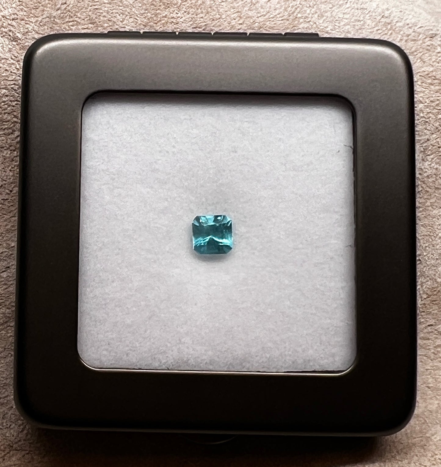 「水槽浴Ⅱ」アパタイト/0.89ct/ラディアント/ブラジル産