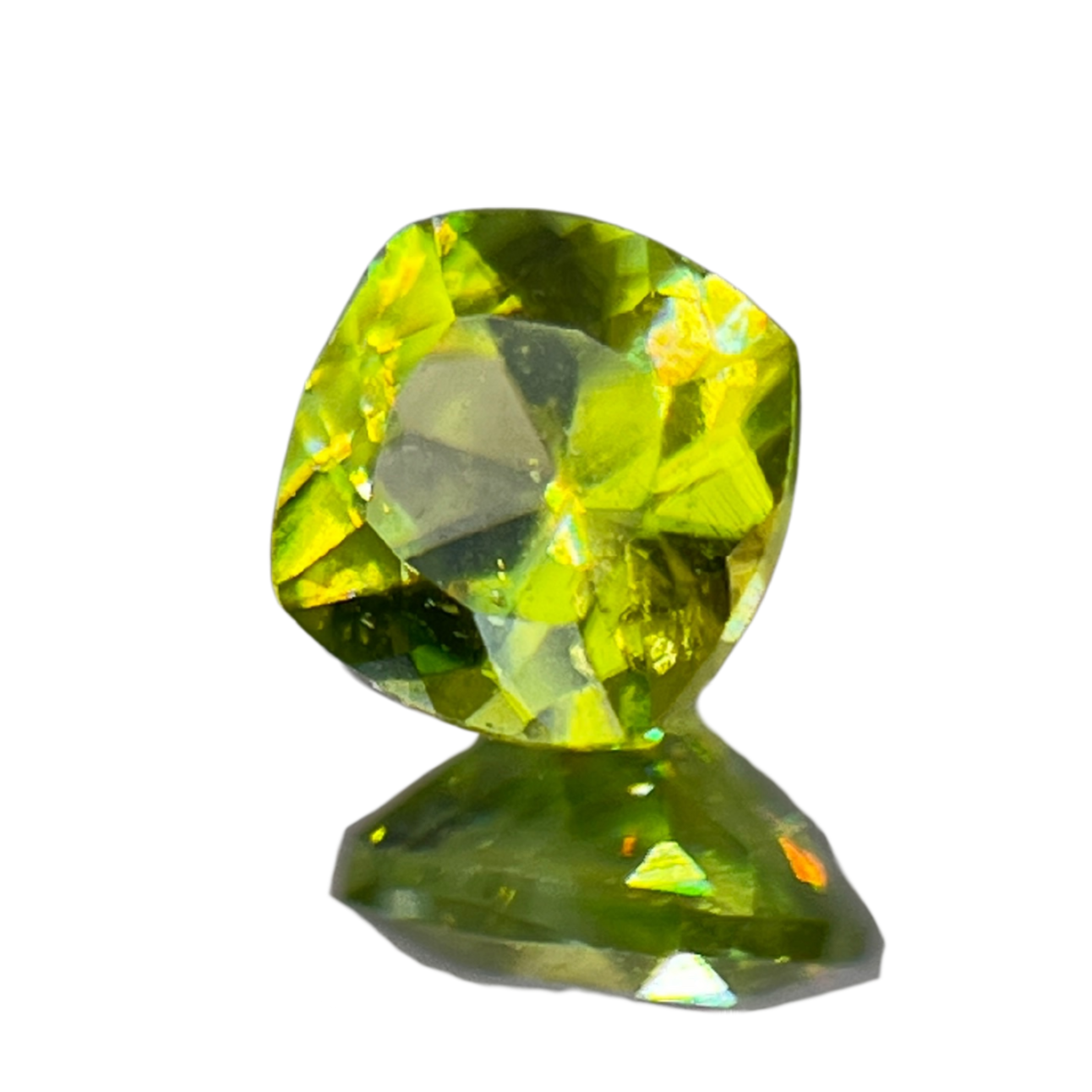 「Aurora Dew-オーロラのしずく-」
スフェーン/0.39ct/クッション/ロシア