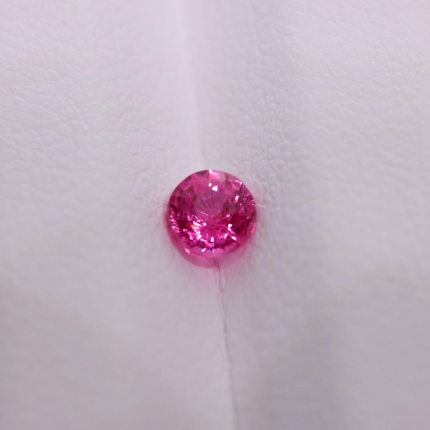 「鮮烈」ホットピンクスピネル/0.27ct/ラウンド/ミャンマー産