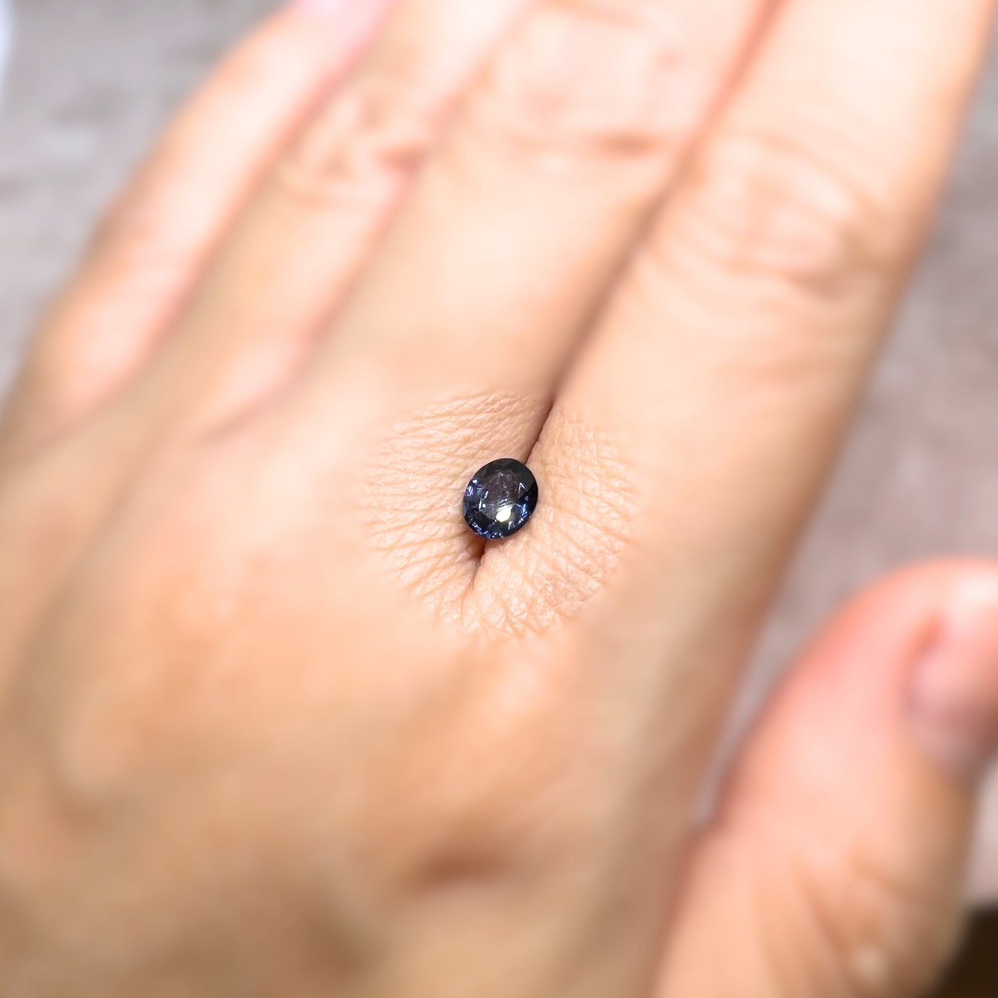 「Midnight Spark」パープリッシュネイビースピネル/0.58ct/オーバル/ミャンマー