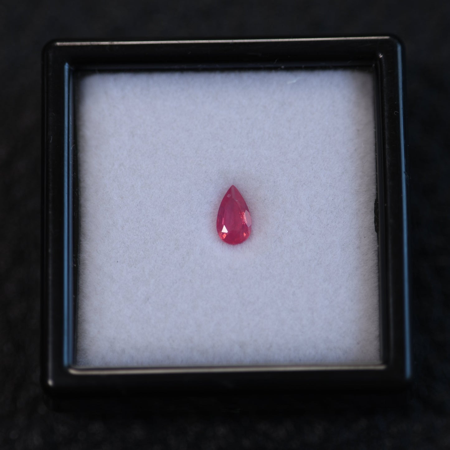 シルキーネオンピンクスピネル/0.48ct/ペアシェイプ/タンザニア・マヘンゲ