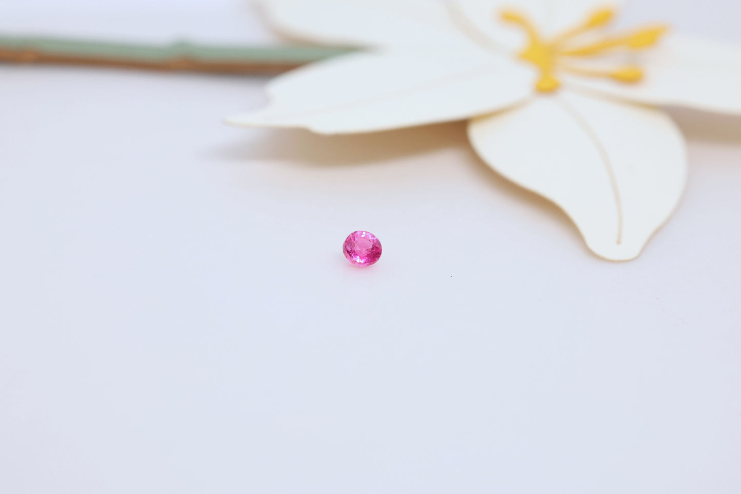 「鮮烈」ホットピンクスピネル/0.27ct/ラウンド/ミャンマー産