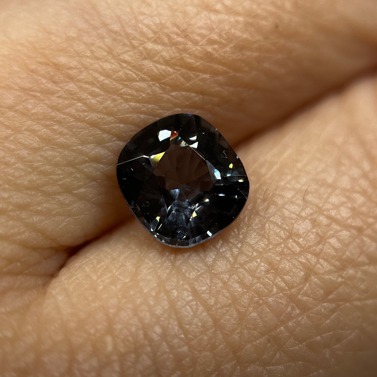 「Ink Gray」プラチナグレースピネル/1.77ct/クッション/ミャンマー