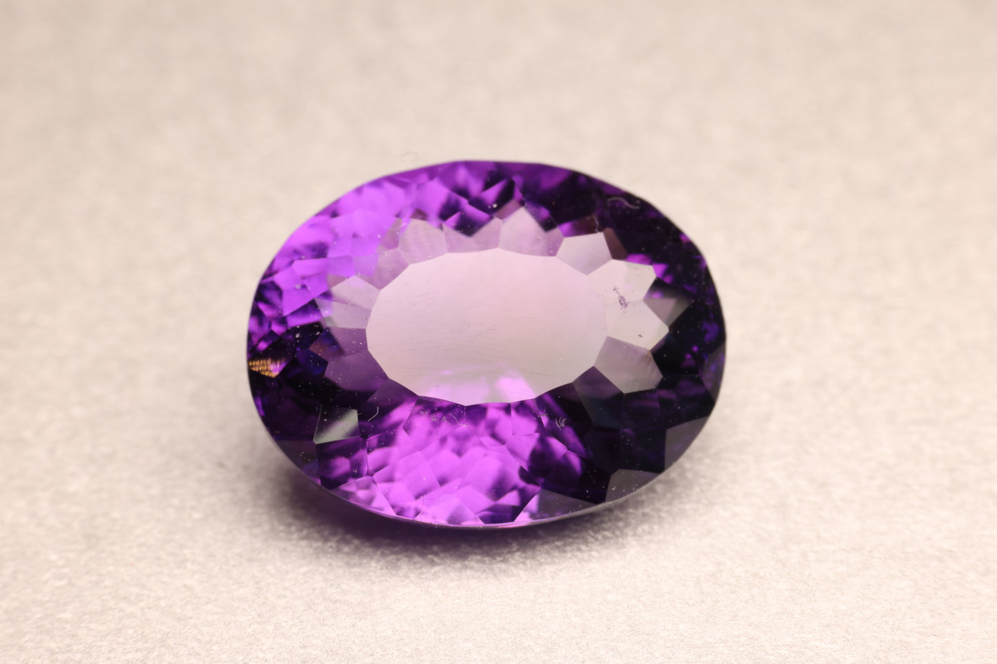「濃紫の華文様」カラーシフトアメシスト/13.71ct/オーバル/ブラジル