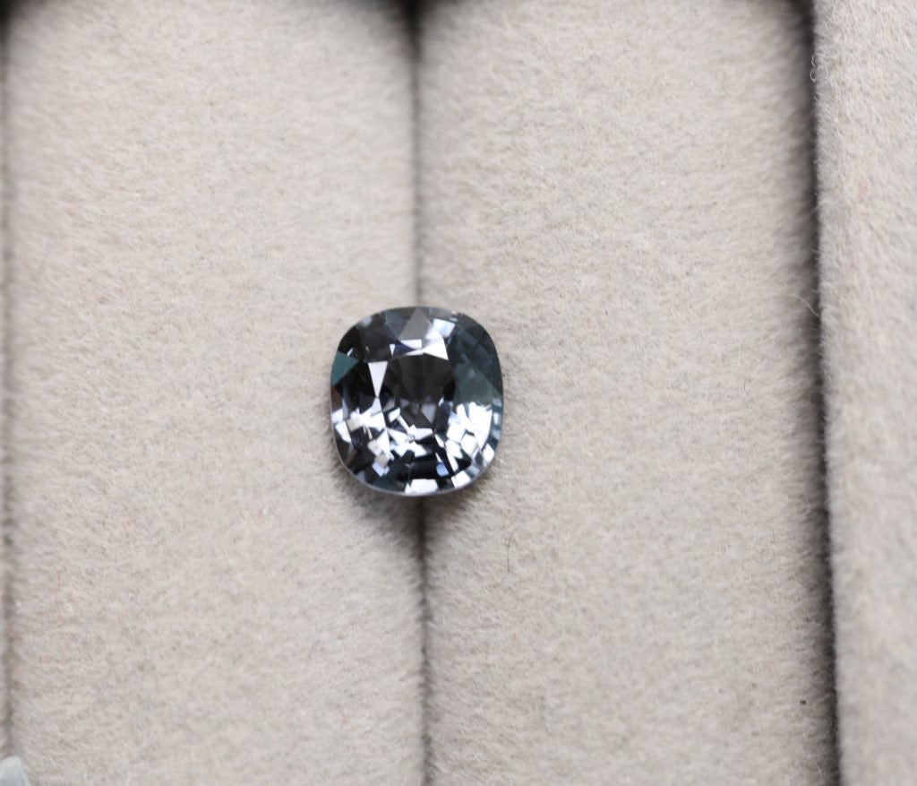「Ink Gray」プラチナグレースピネル/1.77ct/クッション/ミャンマー