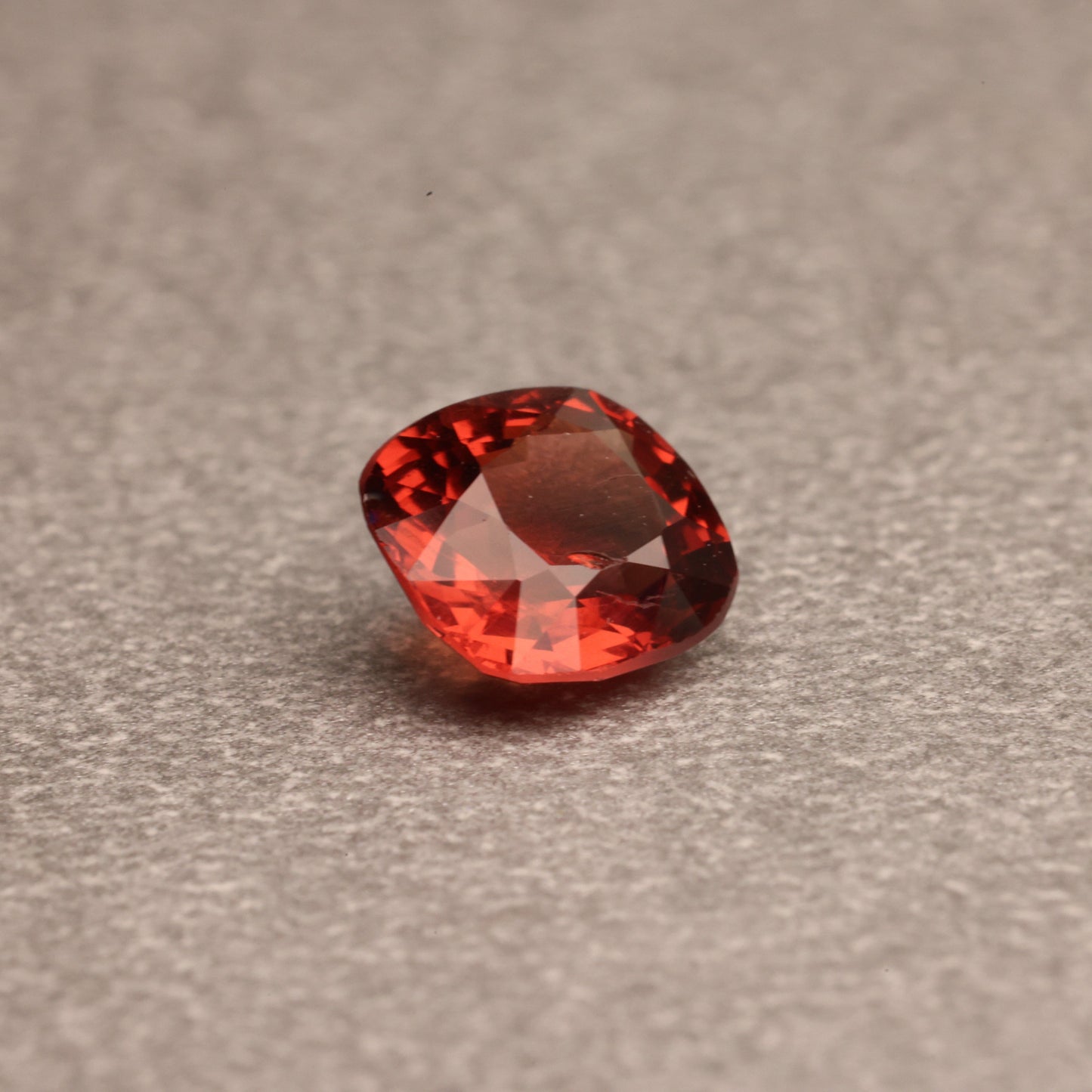 「100% STRAWBERRY JUICE」朱赤スピネル/0.65ct/クッション/ミャンマー産