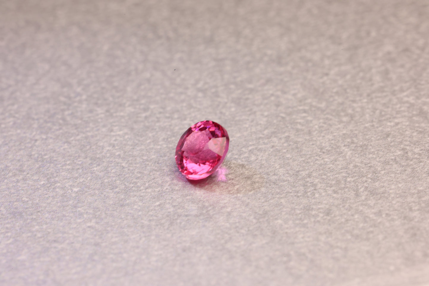 「鮮烈」ホットピンクスピネル/0.27ct/ラウンド/ミャンマー産