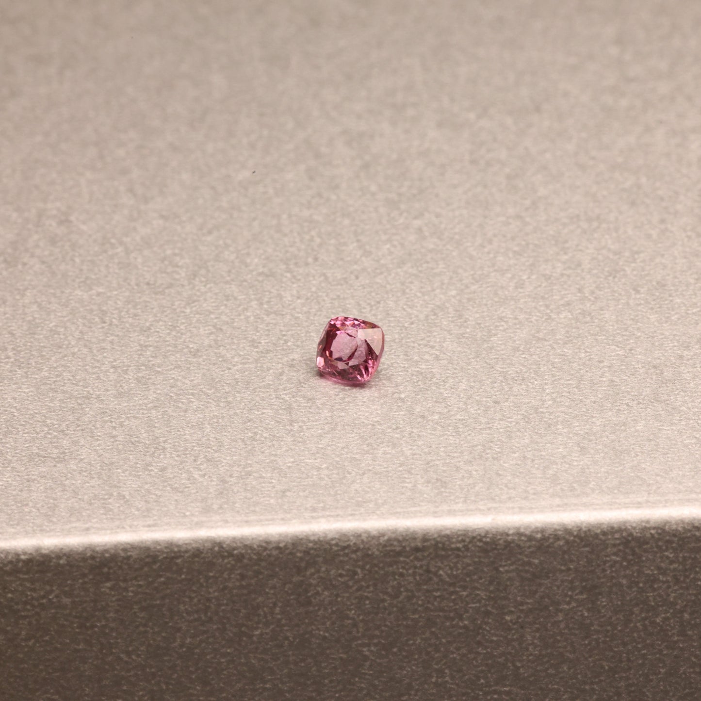 「PEACH MIX JUICE」ピーチピンクスピネル/0.71ct/クッション/ミャンマー産