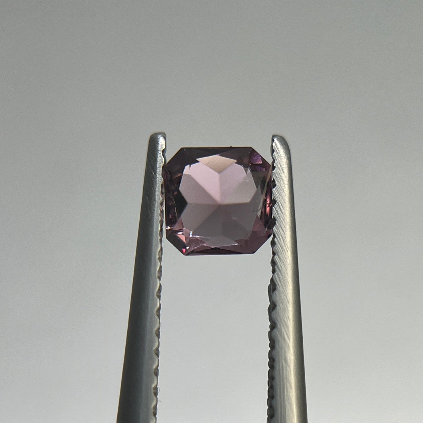 「葡萄染　えびぞめ」パープルスピネル/0.69ct/スクエア