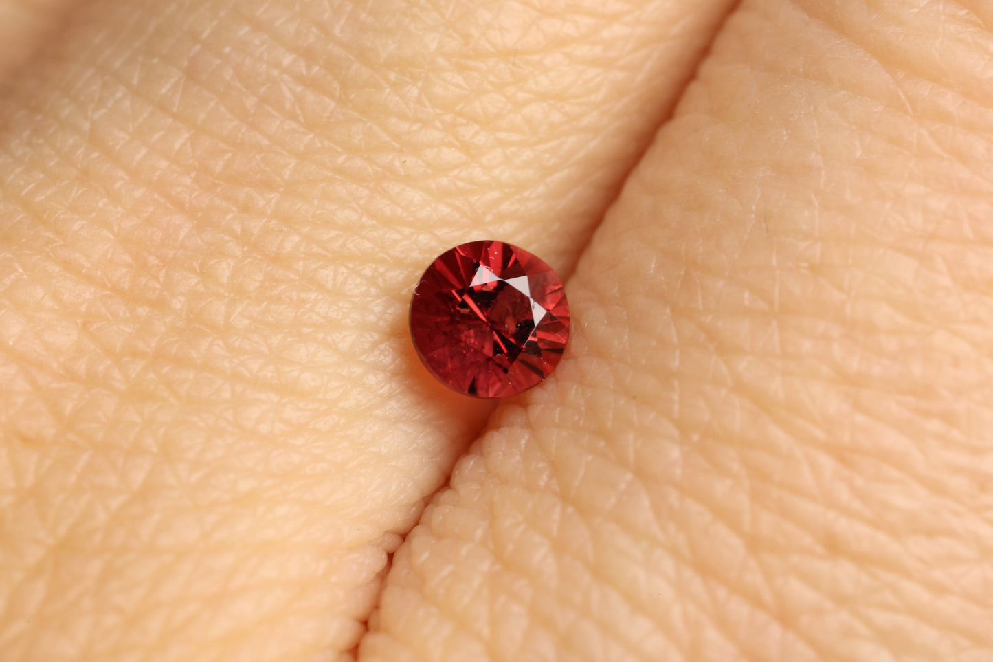 「帝緋色」レッドスピネル/0.32ct/ラウンド/ミャンマー産