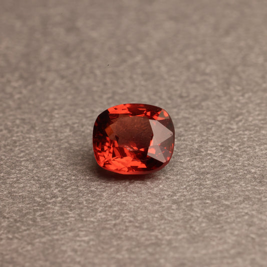 「100% STRAWBERRY JUICE」朱赤スピネル/0.65ct/クッション/ミャンマー産