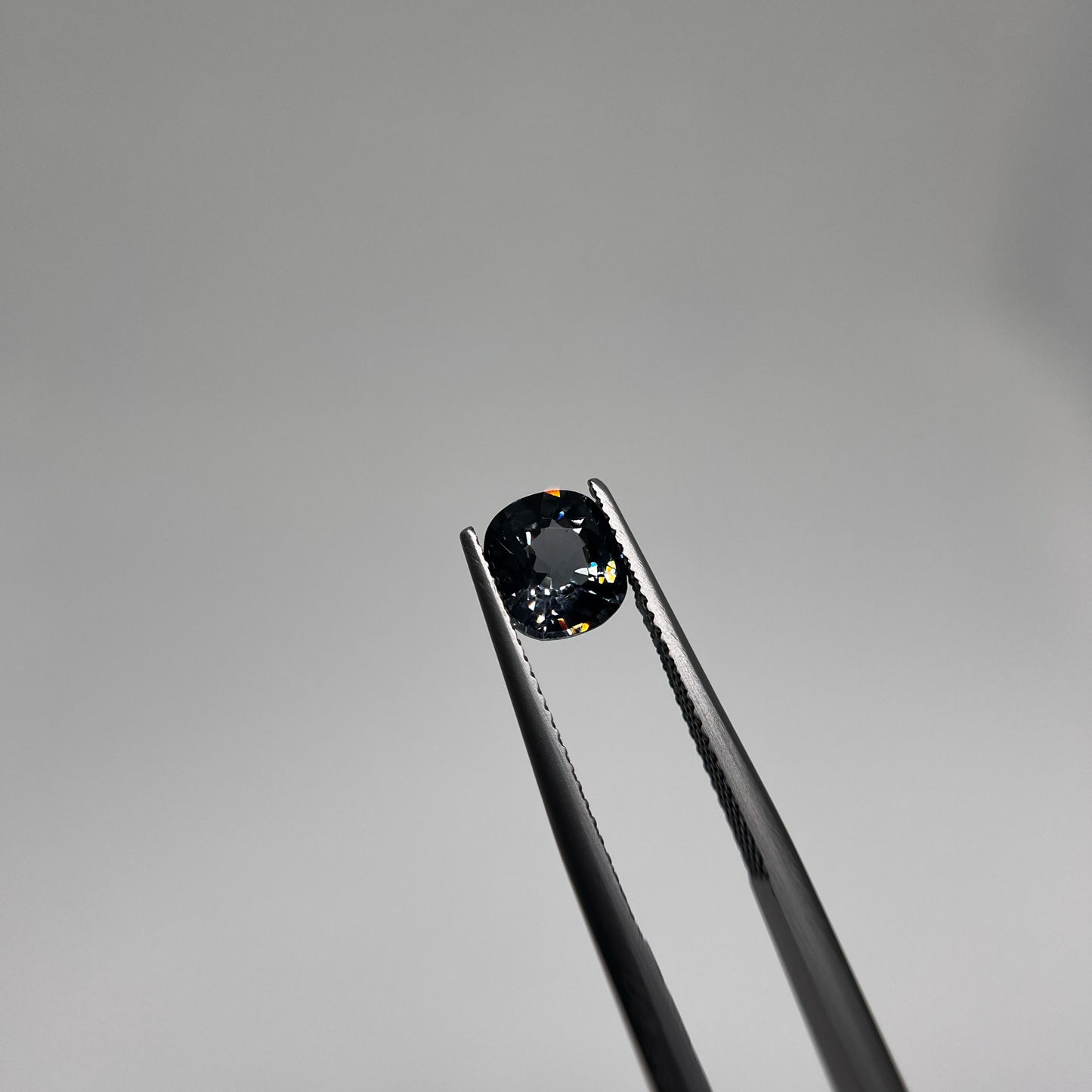 「Ink Gray」プラチナグレースピネル/1.77ct/クッション/ミャンマー