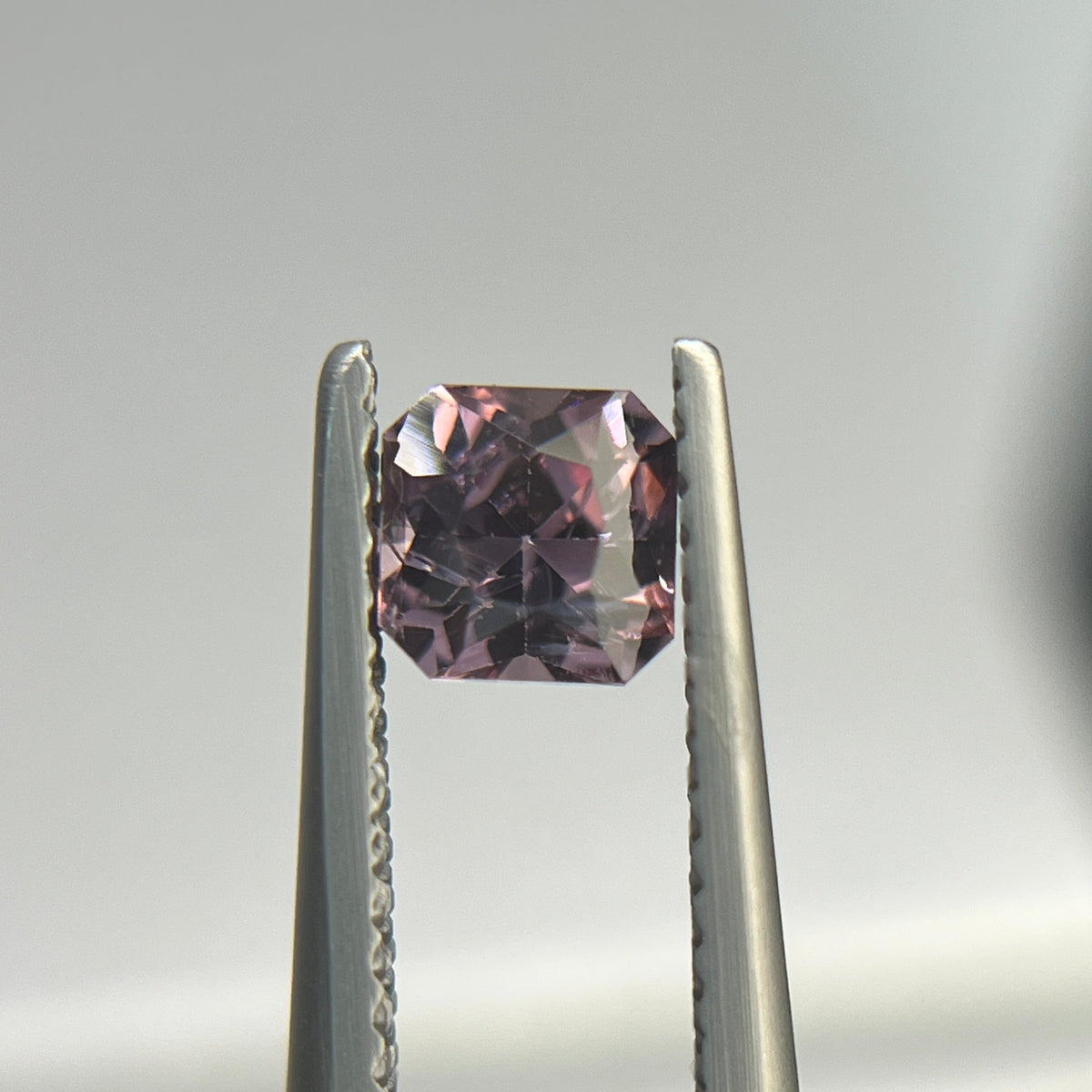 「葡萄染　えびぞめ」パープルスピネル/0.69ct/スクエア