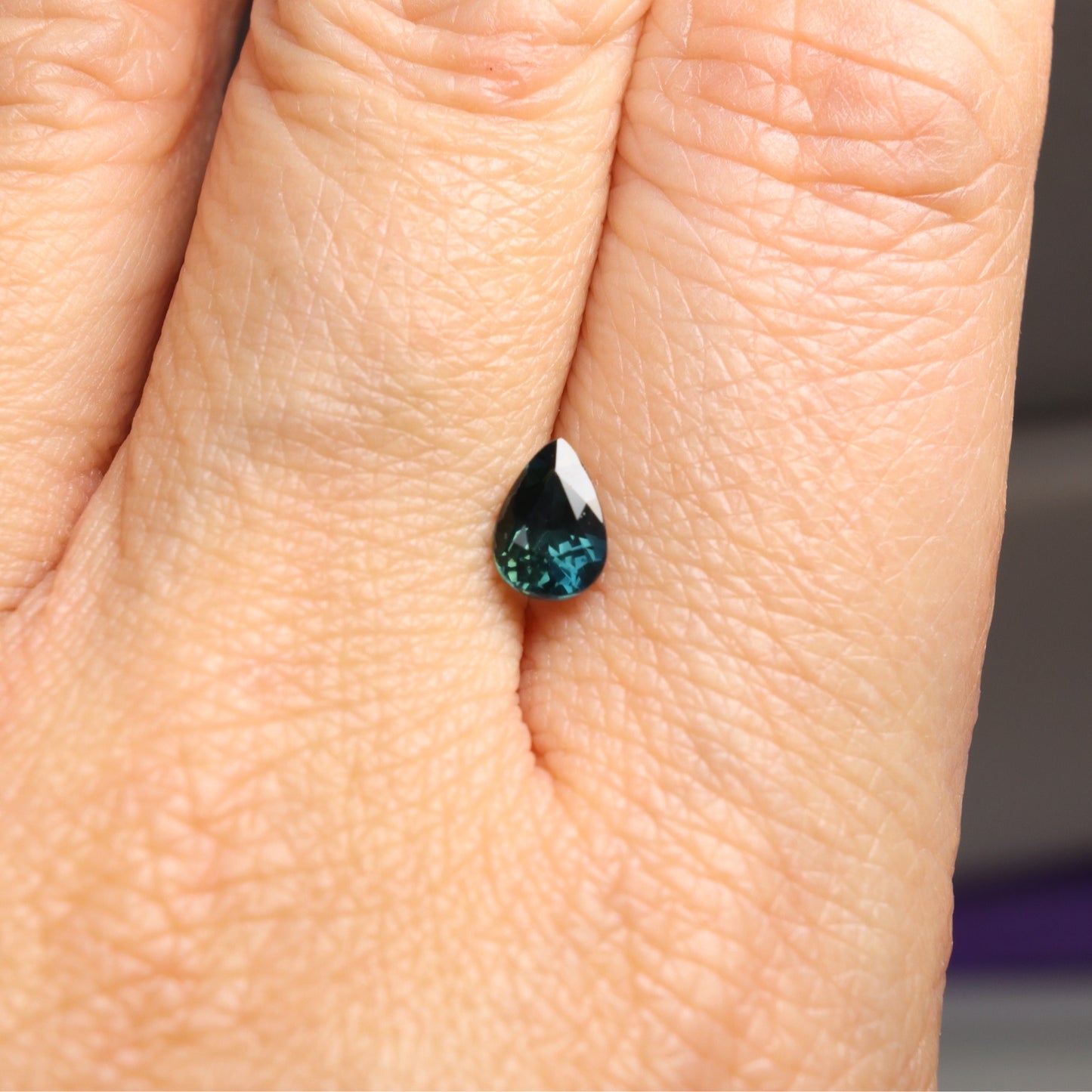 「真夜中」ブルーグリーンサファイア/0.76ct/ペアシェイプ/タイ（チャンタブリ・バンカチャ）