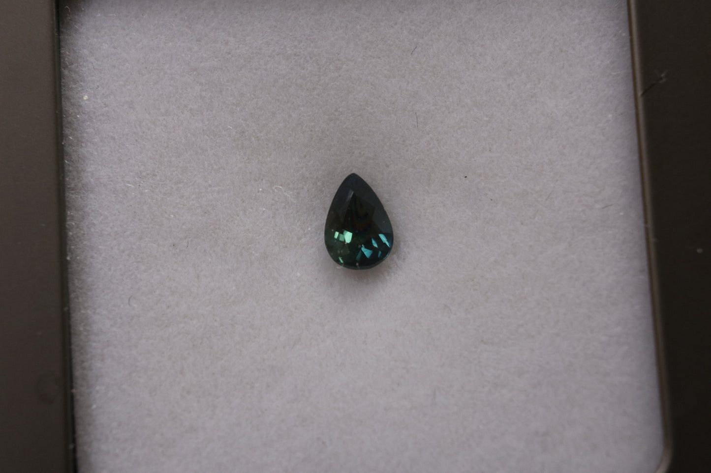 「真夜中」ブルーグリーンサファイア/0.76ct/ペアシェイプ/タイ（チャンタブリ・バンカチャ）