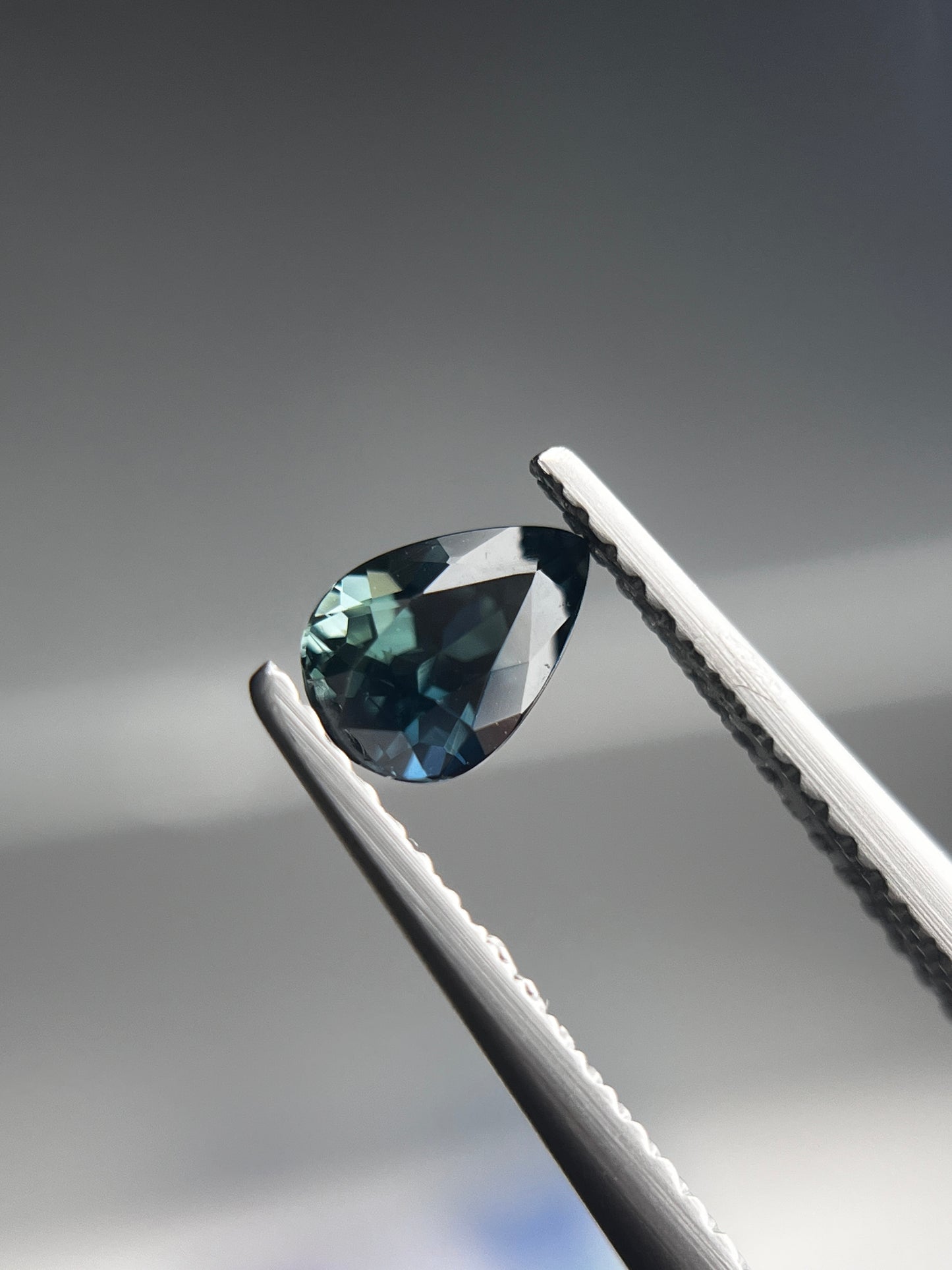 「真夜中」ブルーグリーンサファイア/0.76ct/ペアシェイプ/タイ（チャンタブリ・バンカチャ）