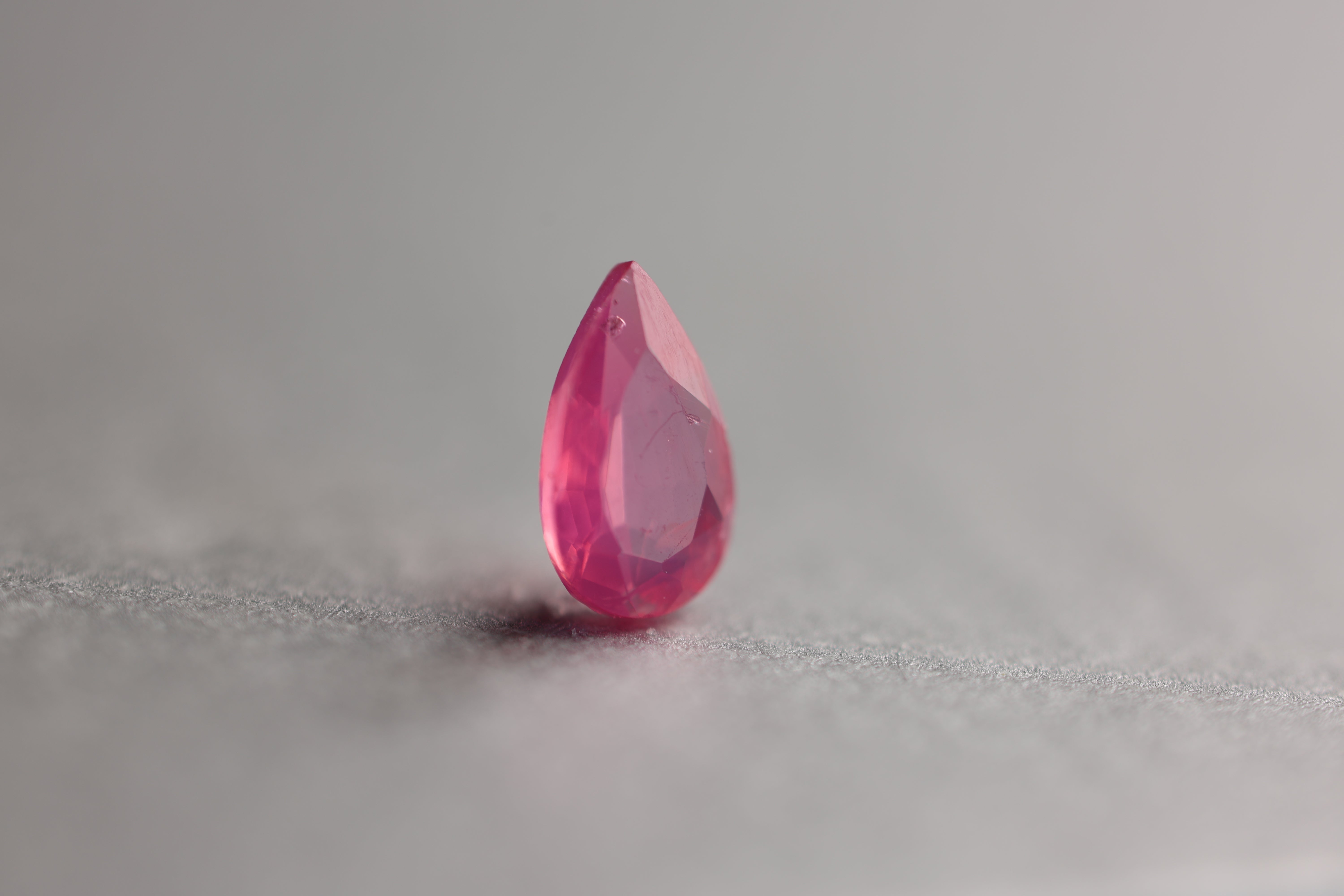 シルキーネオンピンクスピネル/0.48ct/ペアシェイプ/タンザニア