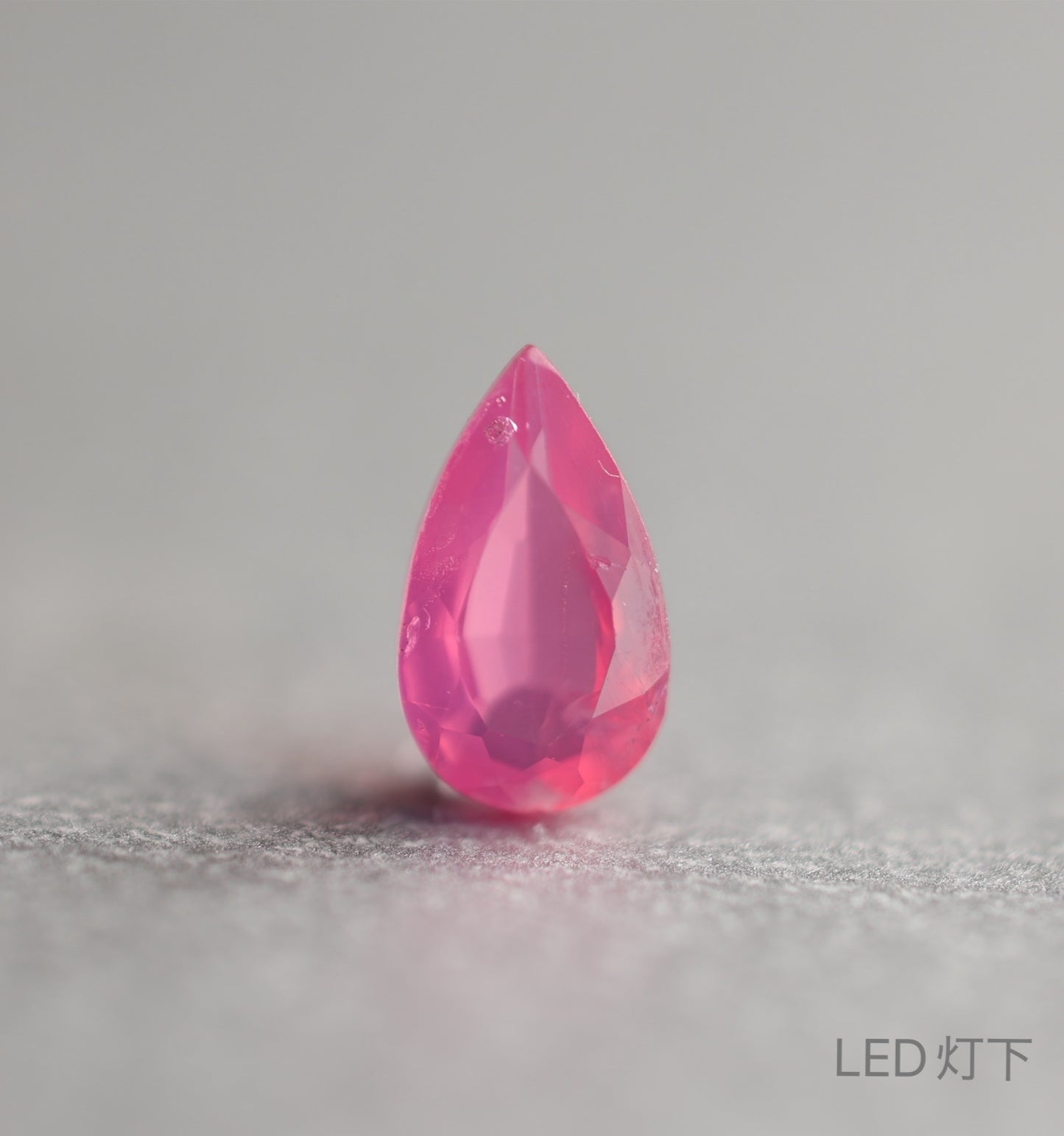 シルキーネオンピンクスピネル/0.48ct/ペアシェイプ/タンザニア・マヘンゲ