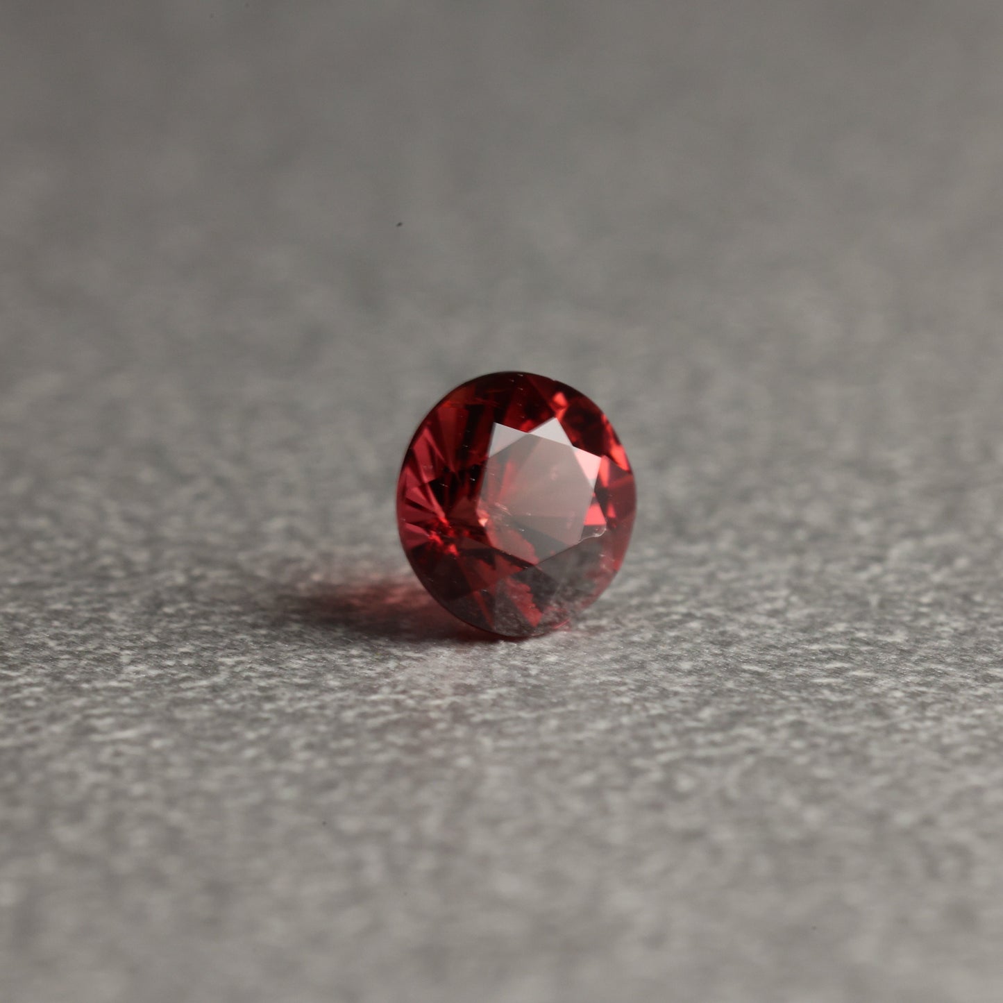 「帝緋色」レッドスピネル/0.32ct/ラウンド/ミャンマー産