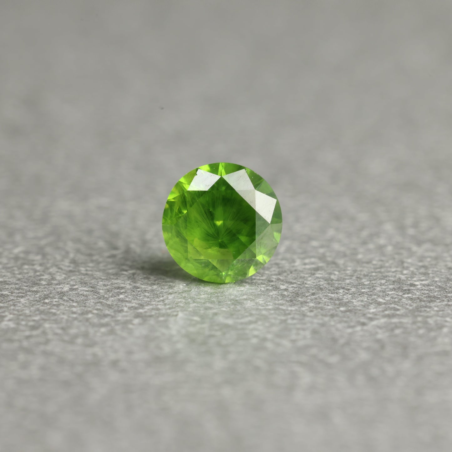 「Russian YANAGI」デマントイドガーネット/0.40ct/ラウンド/ロシア・ウラル産