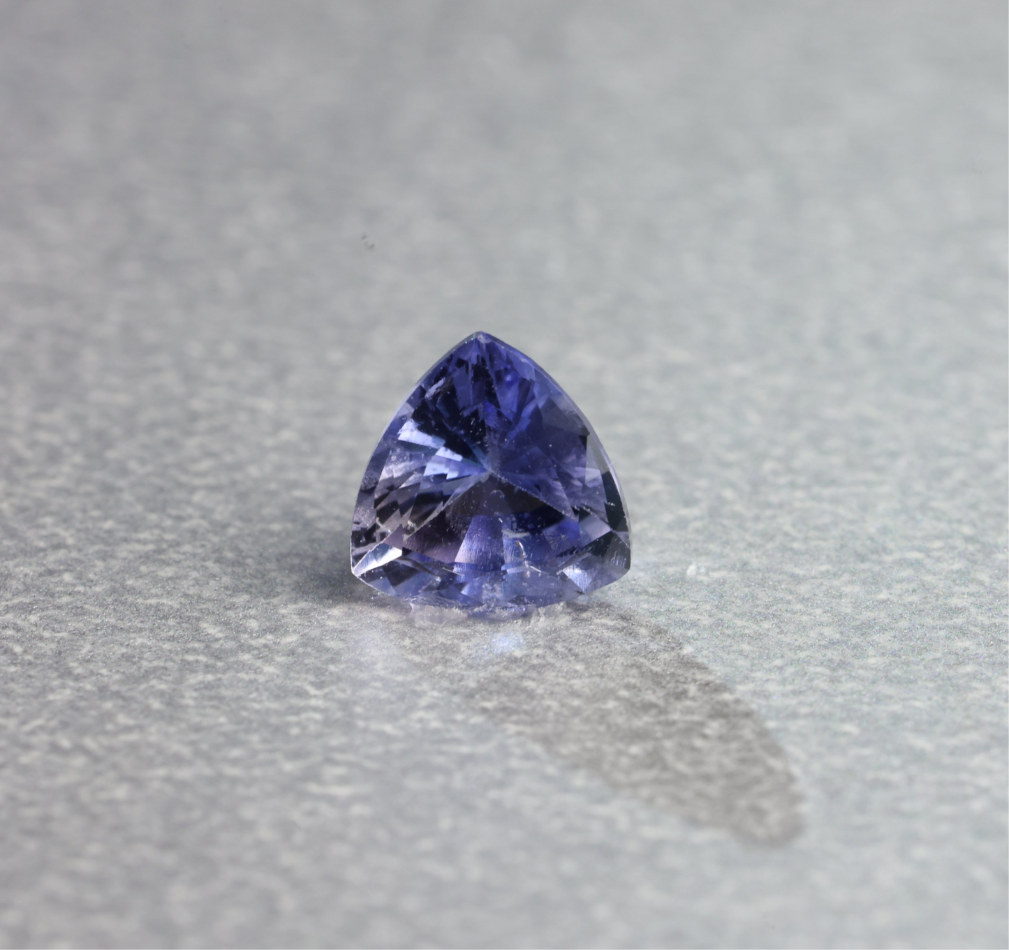 「水すみれ」クリア×ブルーサファイア/ 0.44ct/トリリアント/マダガスカル