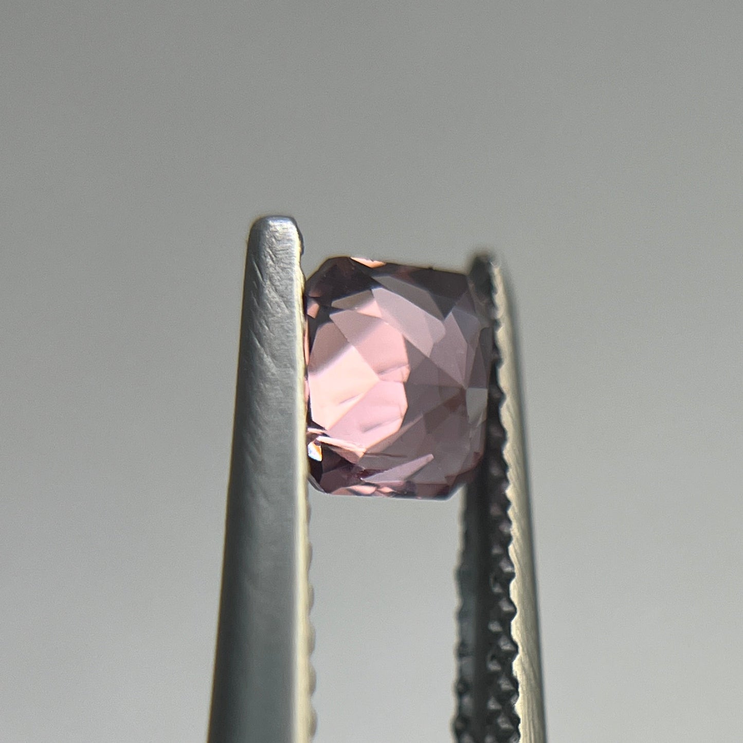 「葡萄染　えびぞめ」パープルスピネル/0.69ct/スクエア