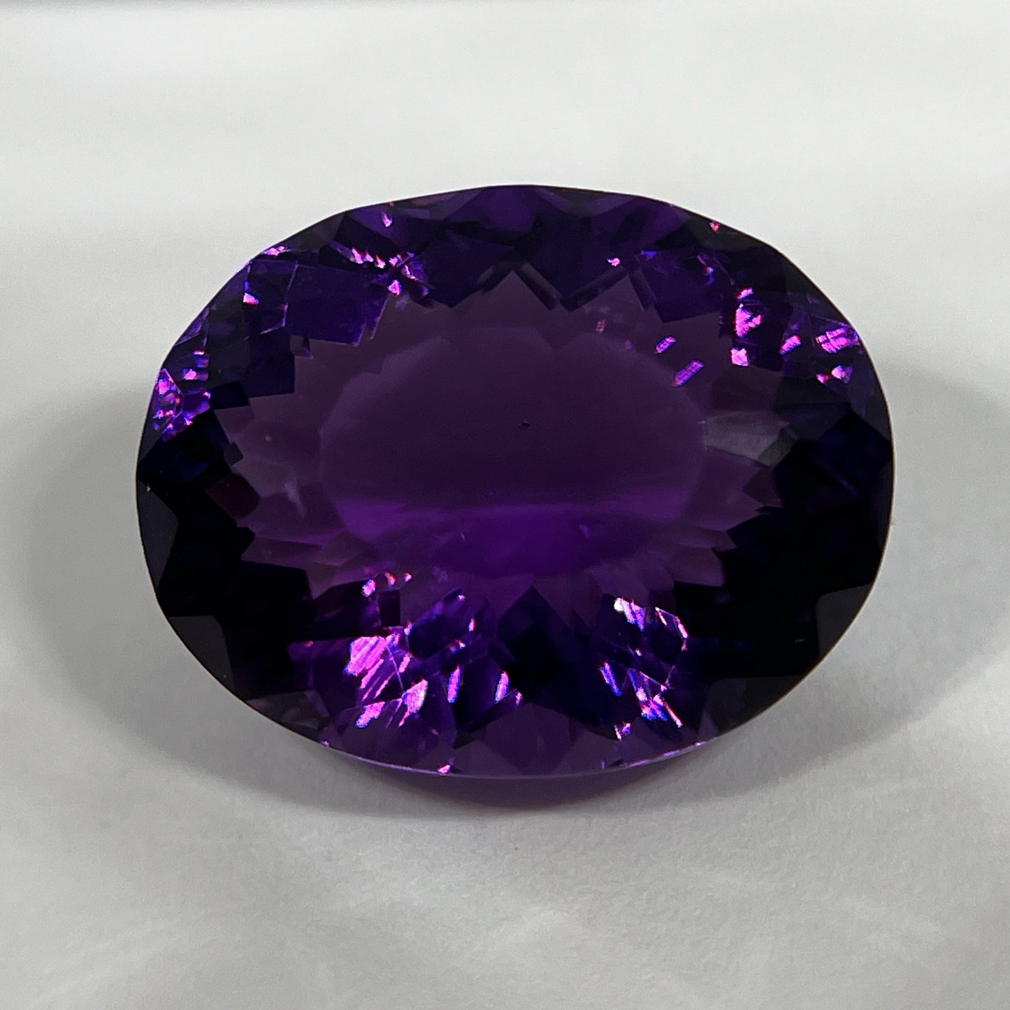 「濃紫の華文様」カラーシフトアメシスト/13.71ct/オーバル/ブラジル