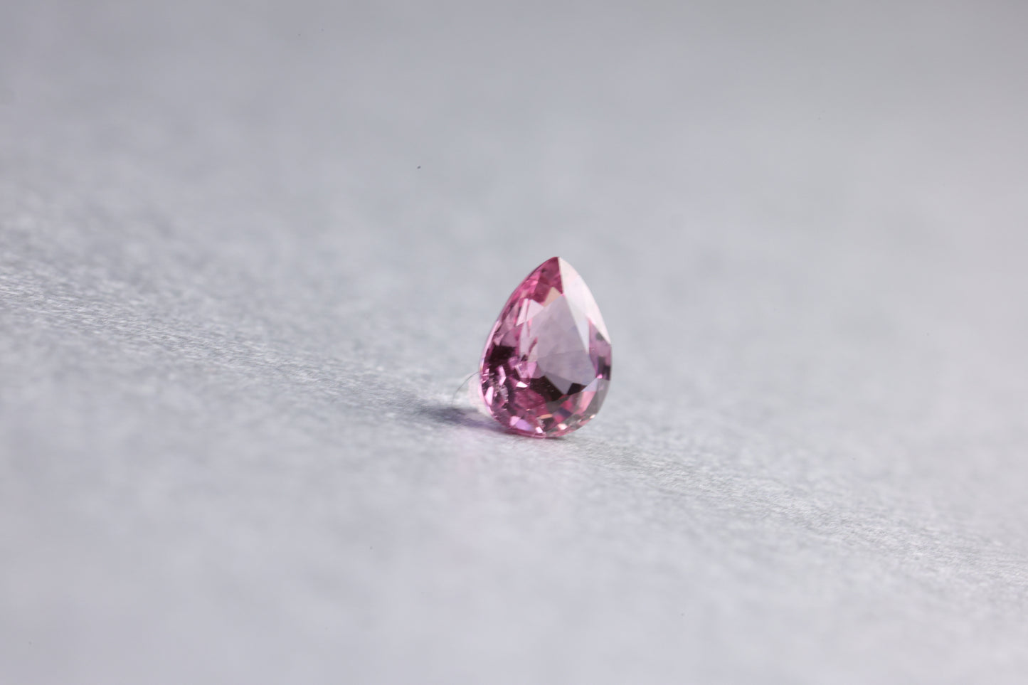 「ひとひら」非加熱ピンクサファイア/ 0.37ct/ペアシェイプ/マダガスカル