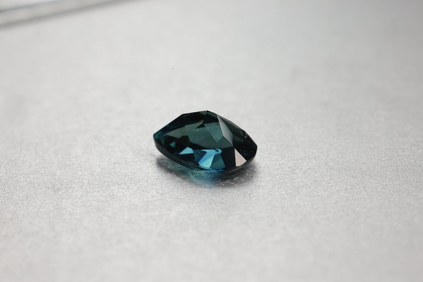 「真夜中」ブルーグリーンサファイア/0.76ct/ペアシェイプ/タイ（チャンタブリ・バンカチャ）