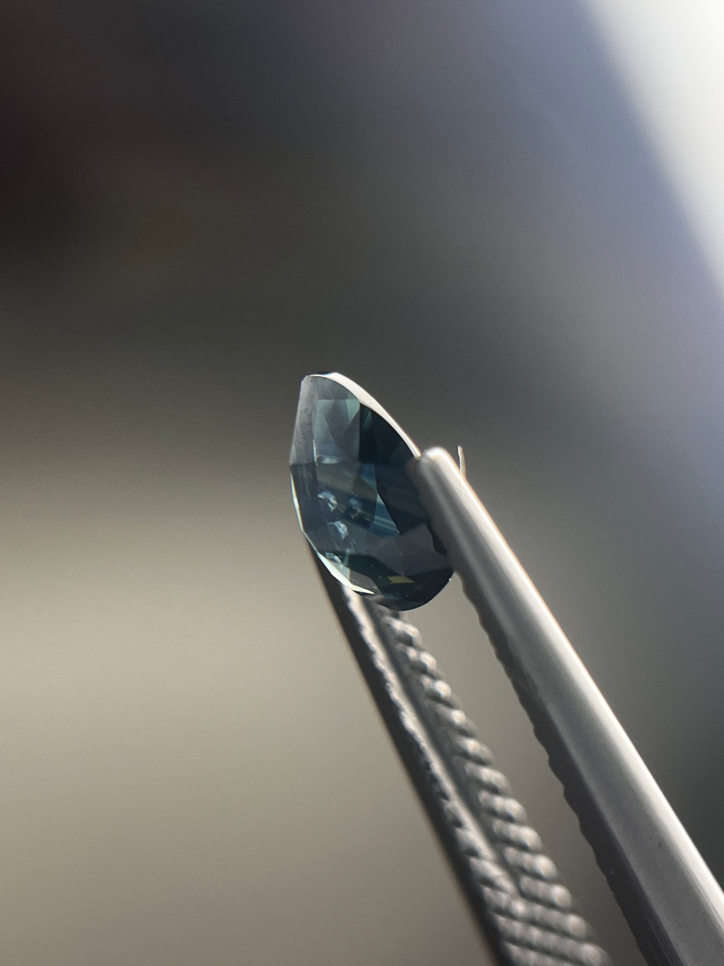 「真夜中」ブルーグリーンサファイア/0.76ct/ペアシェイプ/タイ（チャンタブリ・バンカチャ）