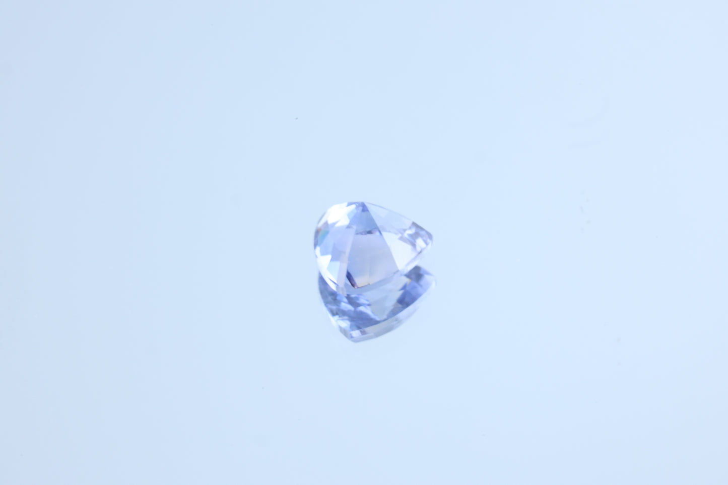 「水すみれ」クリア×ブルーサファイア/ 0.44ct/トリリアント/マダガスカル