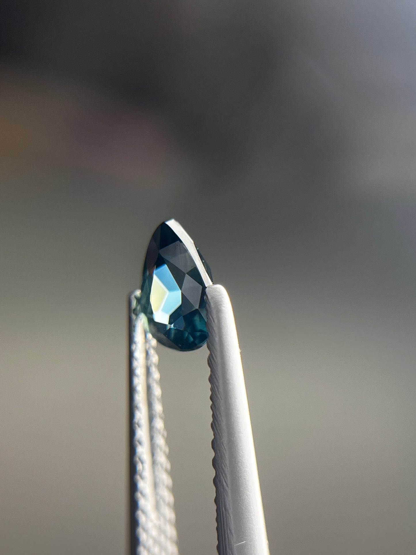 「真夜中」ブルーグリーンサファイア/0.76ct/ペアシェイプ/タイ（チャンタブリ・バンカチャ）