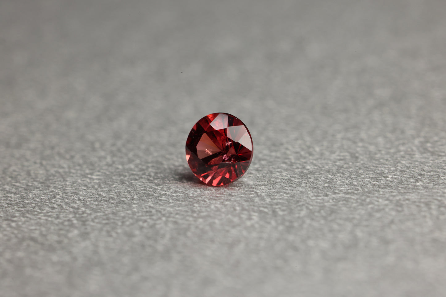 「帝緋色」レッドスピネル/0.32ct/ラウンド/ミャンマー産