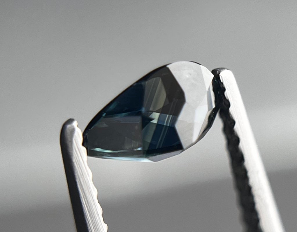 「真夜中」ブルーグリーンサファイア/0.76ct/ペアシェイプ/タイ（チャンタブリ・バンカチャ）