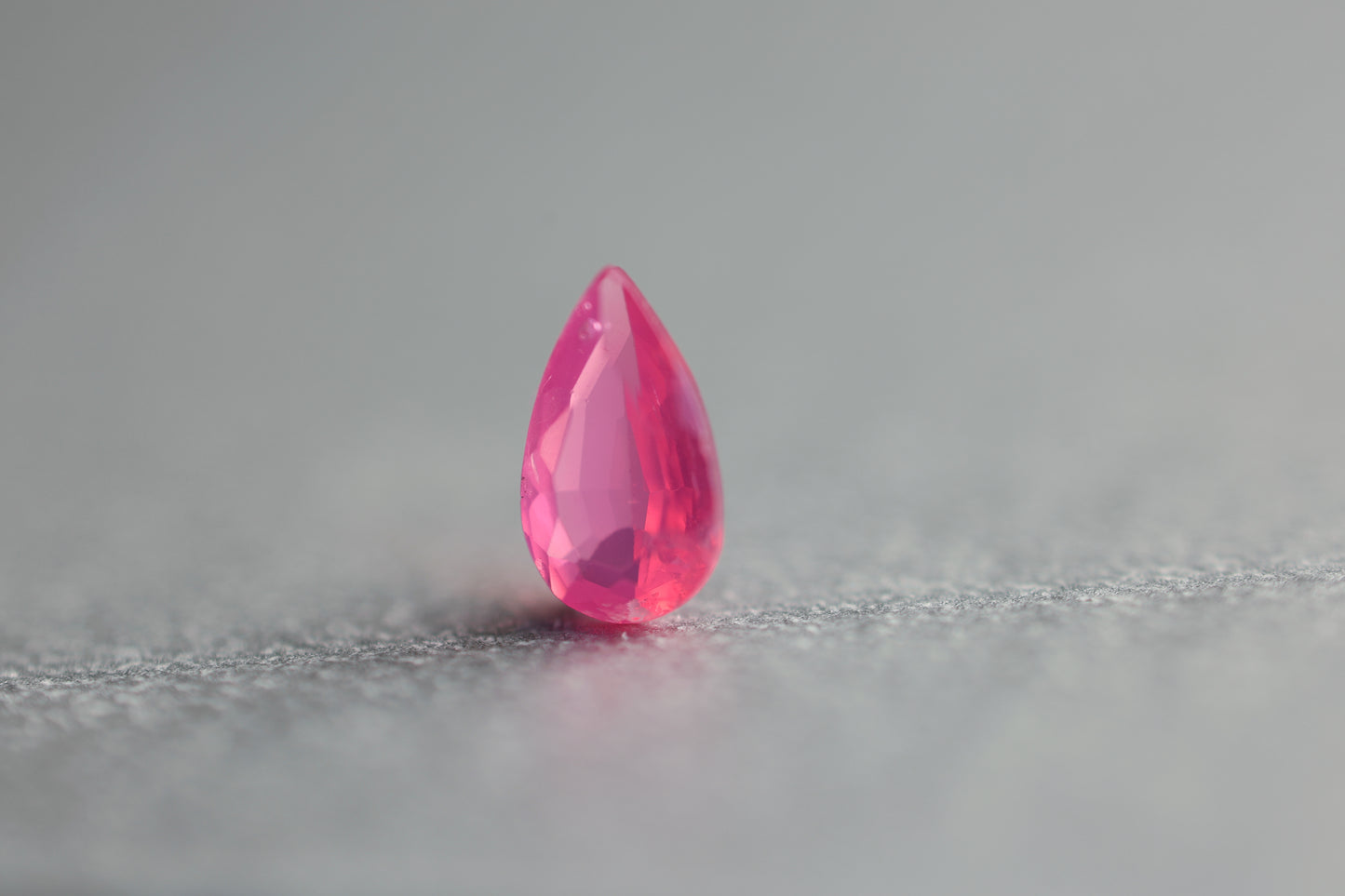 シルキーネオンピンクスピネル/0.48ct/ペアシェイプ/タンザニア・マヘンゲ