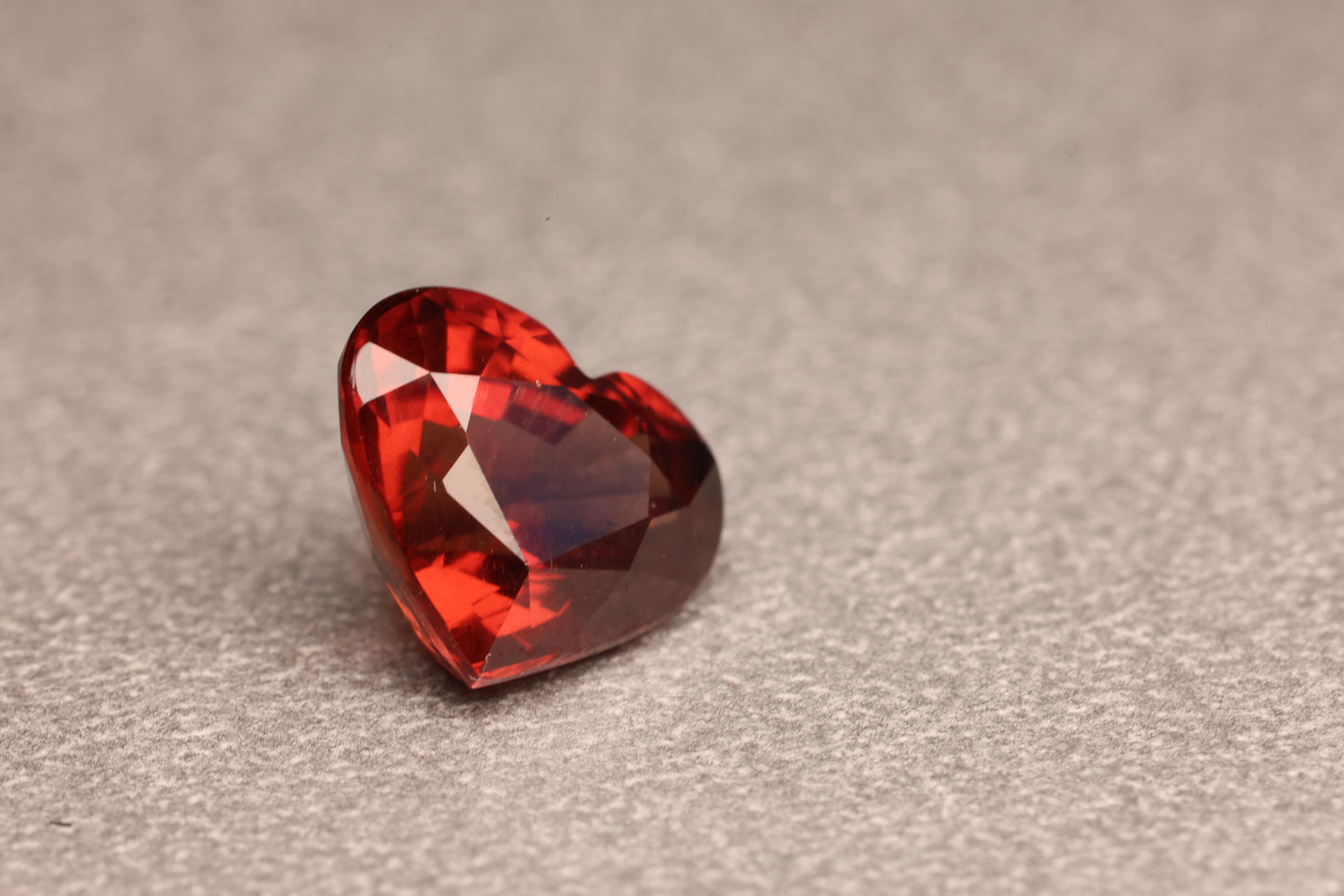 「暖炉の炎」マラヤガーネット/2.45ct/ハート/タンザニア産