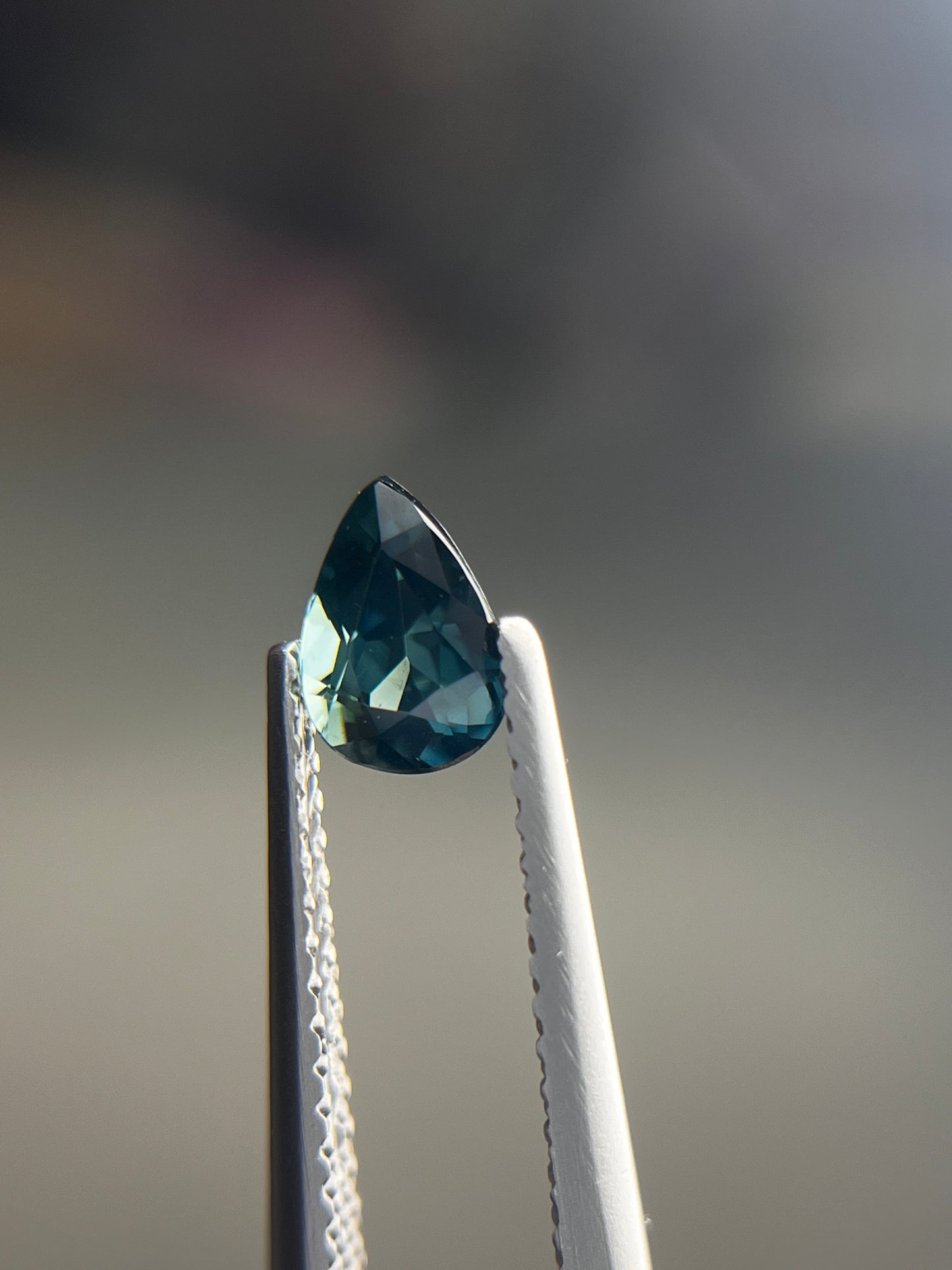 「真夜中」ブルーグリーンサファイア/0.76ct/ペアシェイプ/タイ（チャンタブリ・バンカチャ）