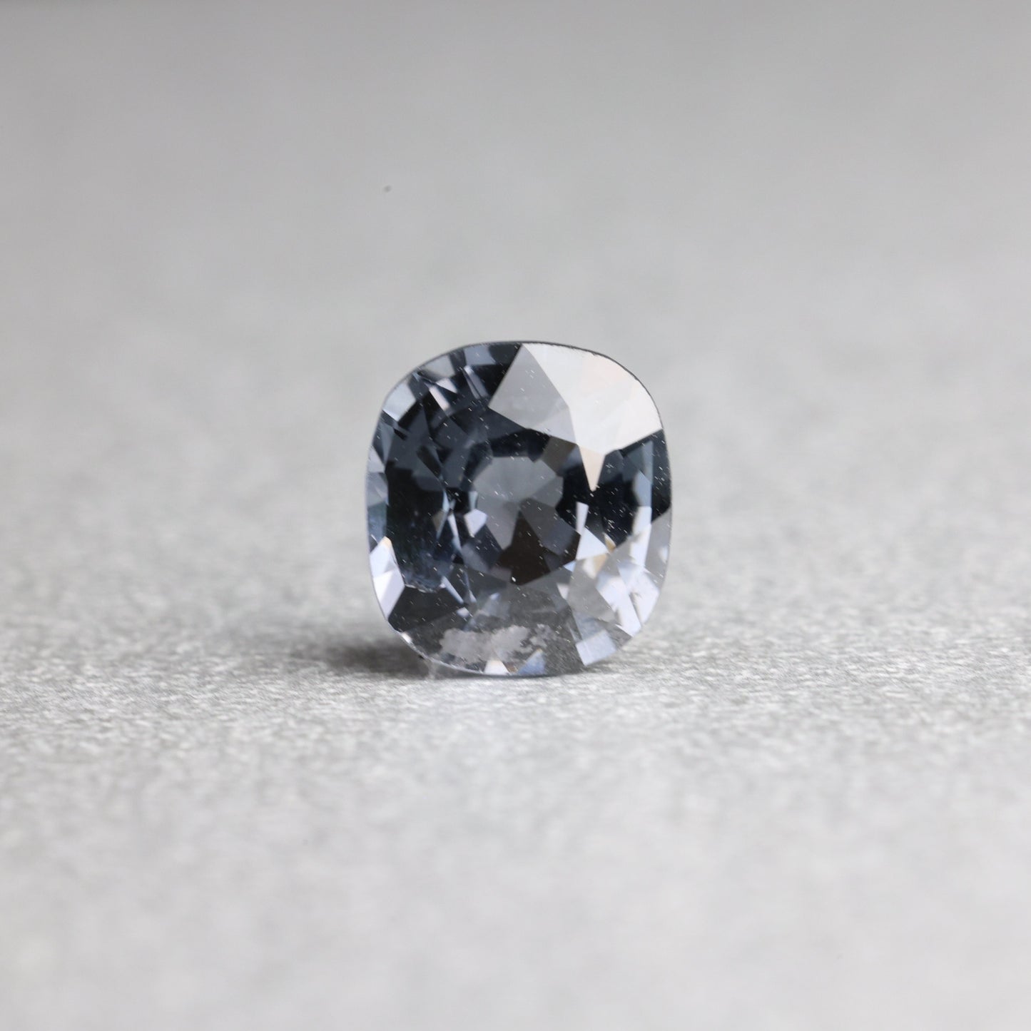 「Ink Gray」プラチナグレースピネル/1.77ct/クッション/ミャンマー