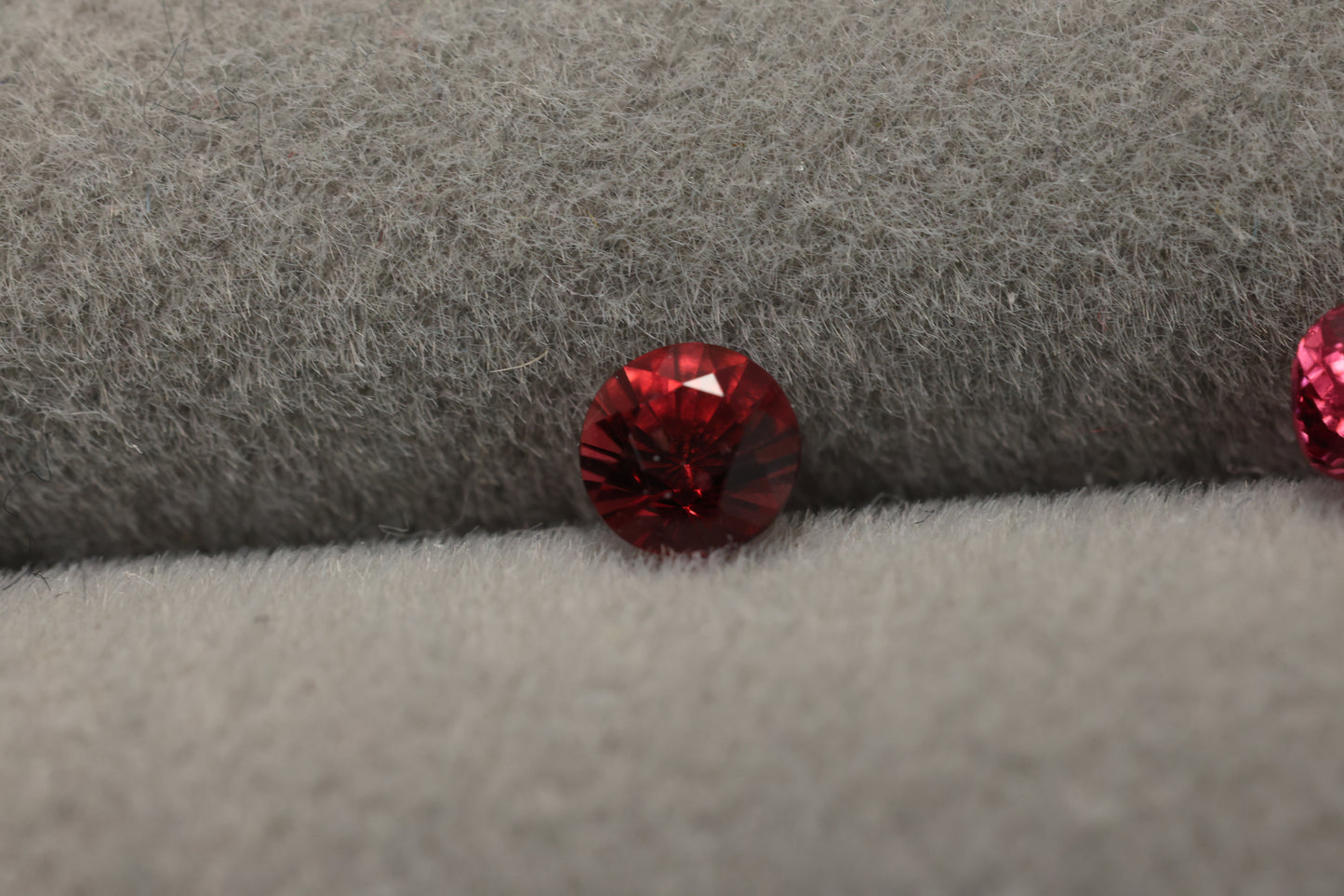 「帝緋色」レッドスピネル/0.32ct/ラウンド/ミャンマー産