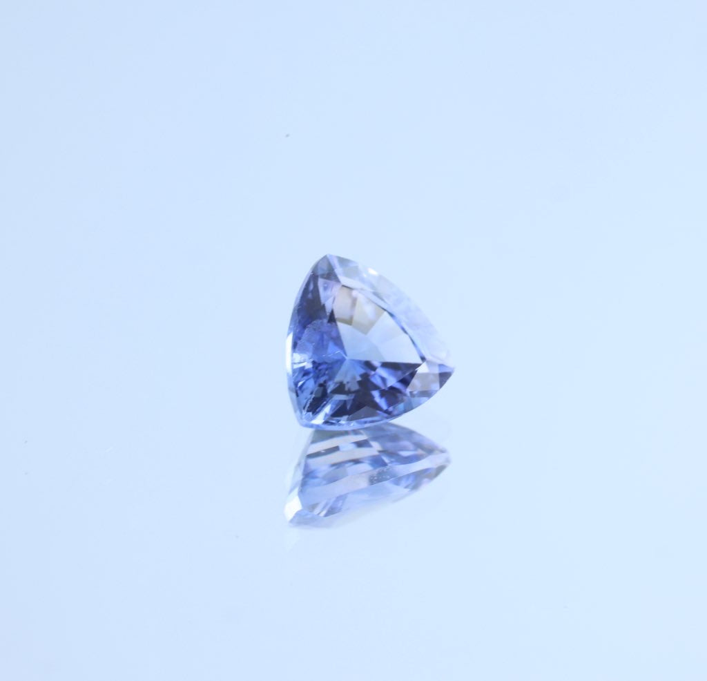 「水すみれ」クリア×ブルーサファイア/ 0.44ct/トリリアント/マダガスカル