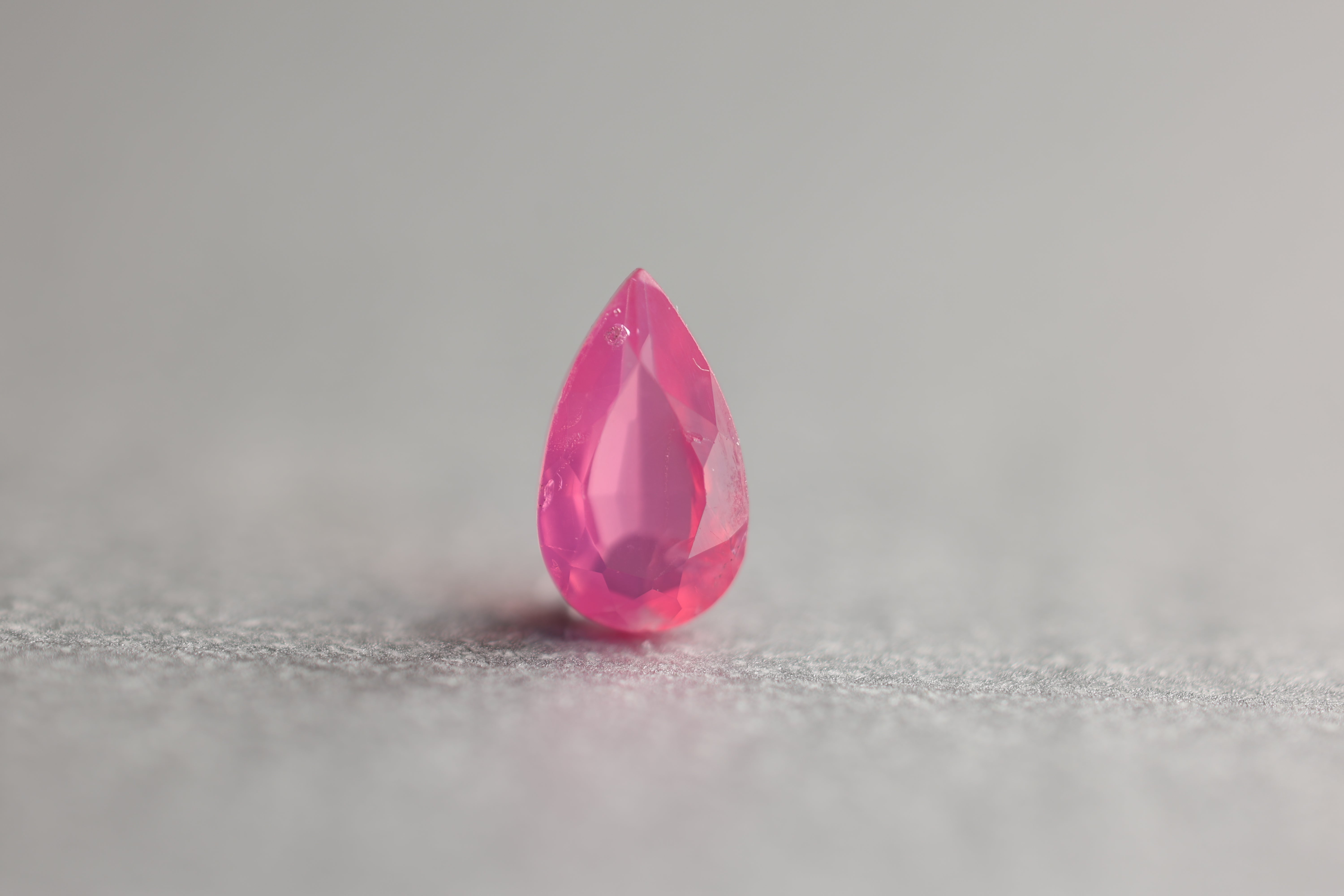 シルキーネオンピンクスピネル/0.48ct/ペアシェイプ/タンザニア