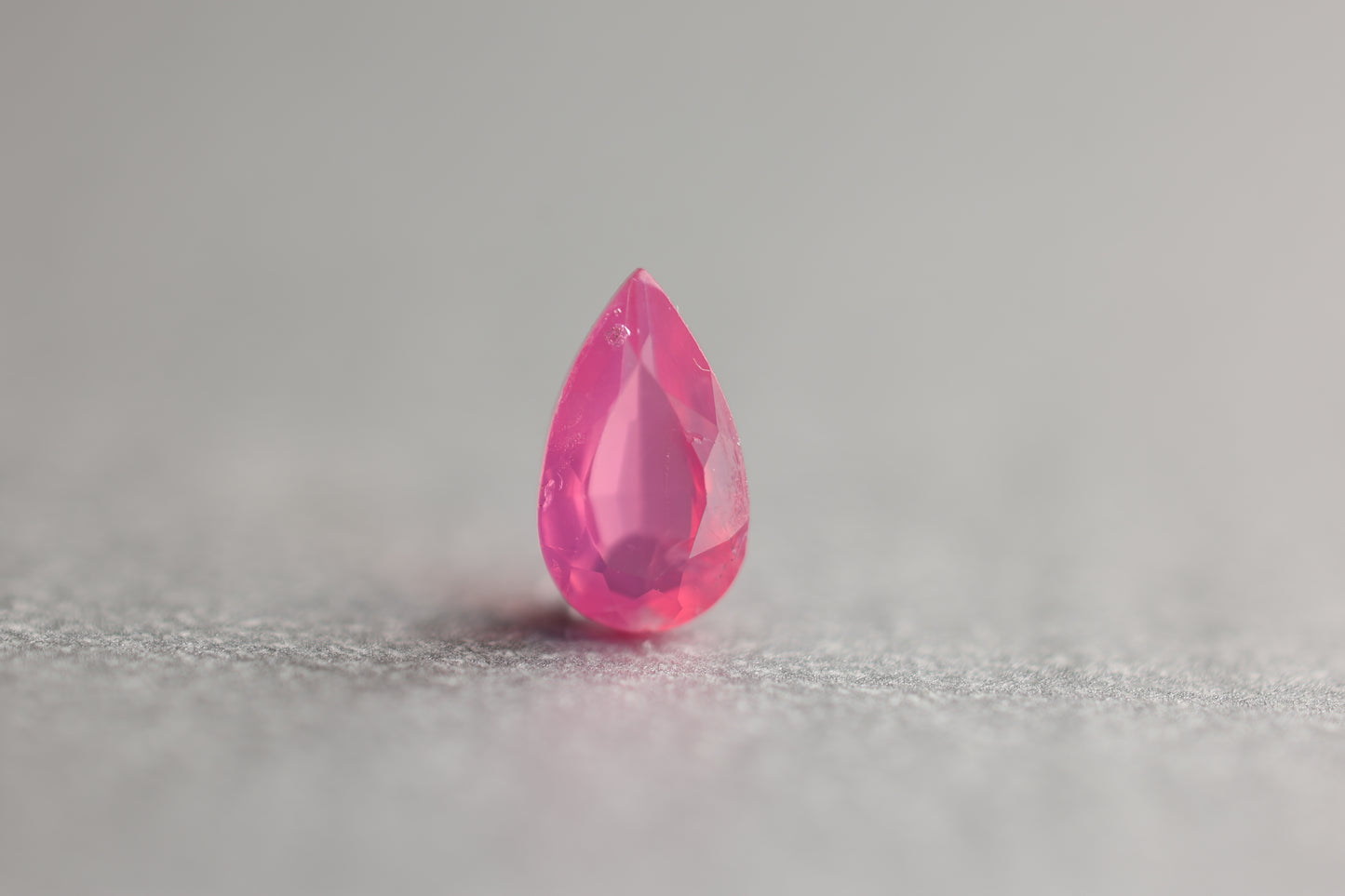 シルキーネオンピンクスピネル/0.48ct/ペアシェイプ/タンザニア・マヘンゲ